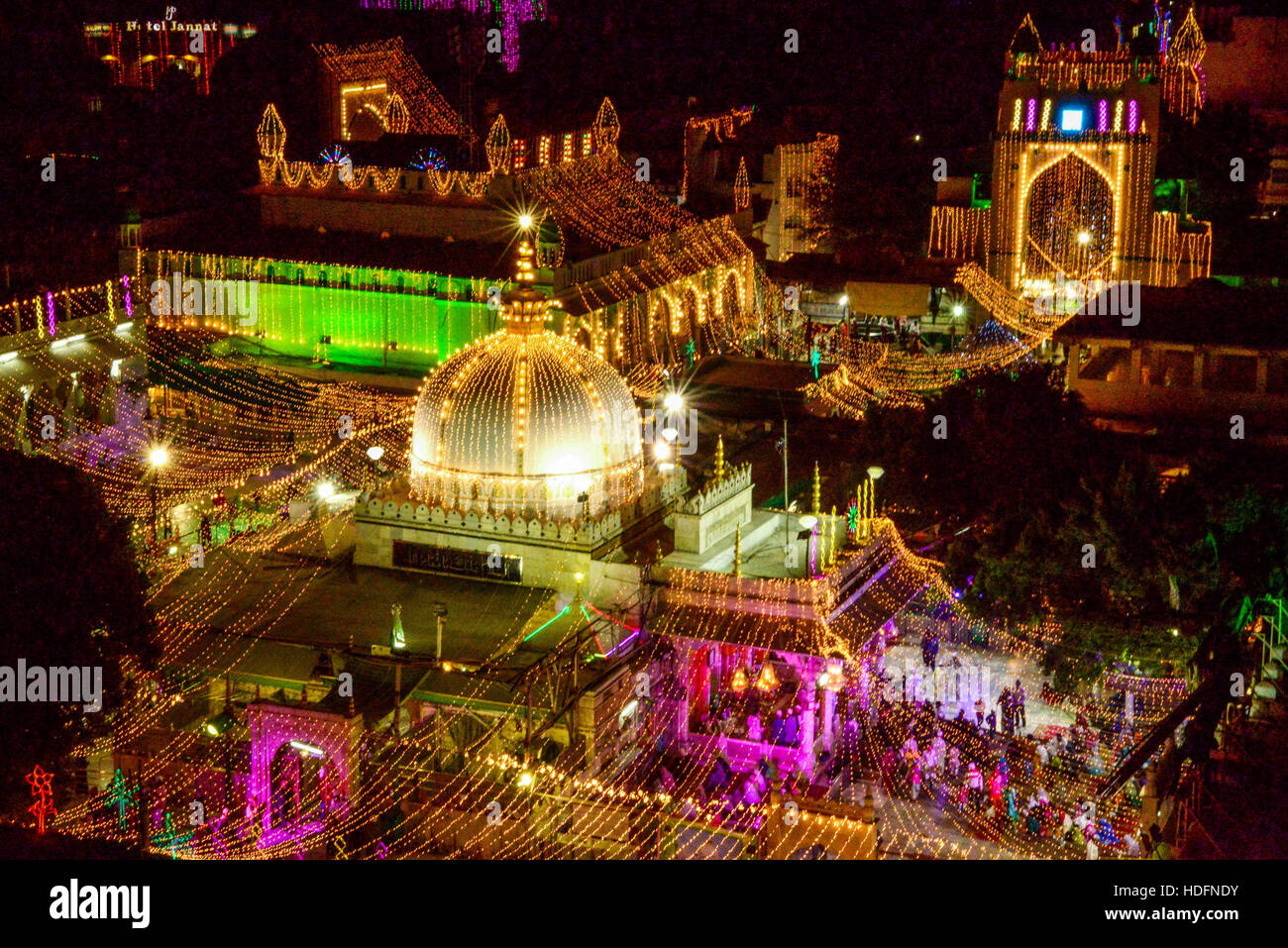 La ville d'Ajmer, Inde. Dec 11, 2016. Vue d'allumé dargah khawaja moinuddin chishti durant l'Eid Milad un-Nabi, qui commémore le Prophète Muhammad (ou Mohammed) de l'anniversaire. Credit : Shaukat Ahmed/Pacific Press/Alamy Live News Banque D'Images