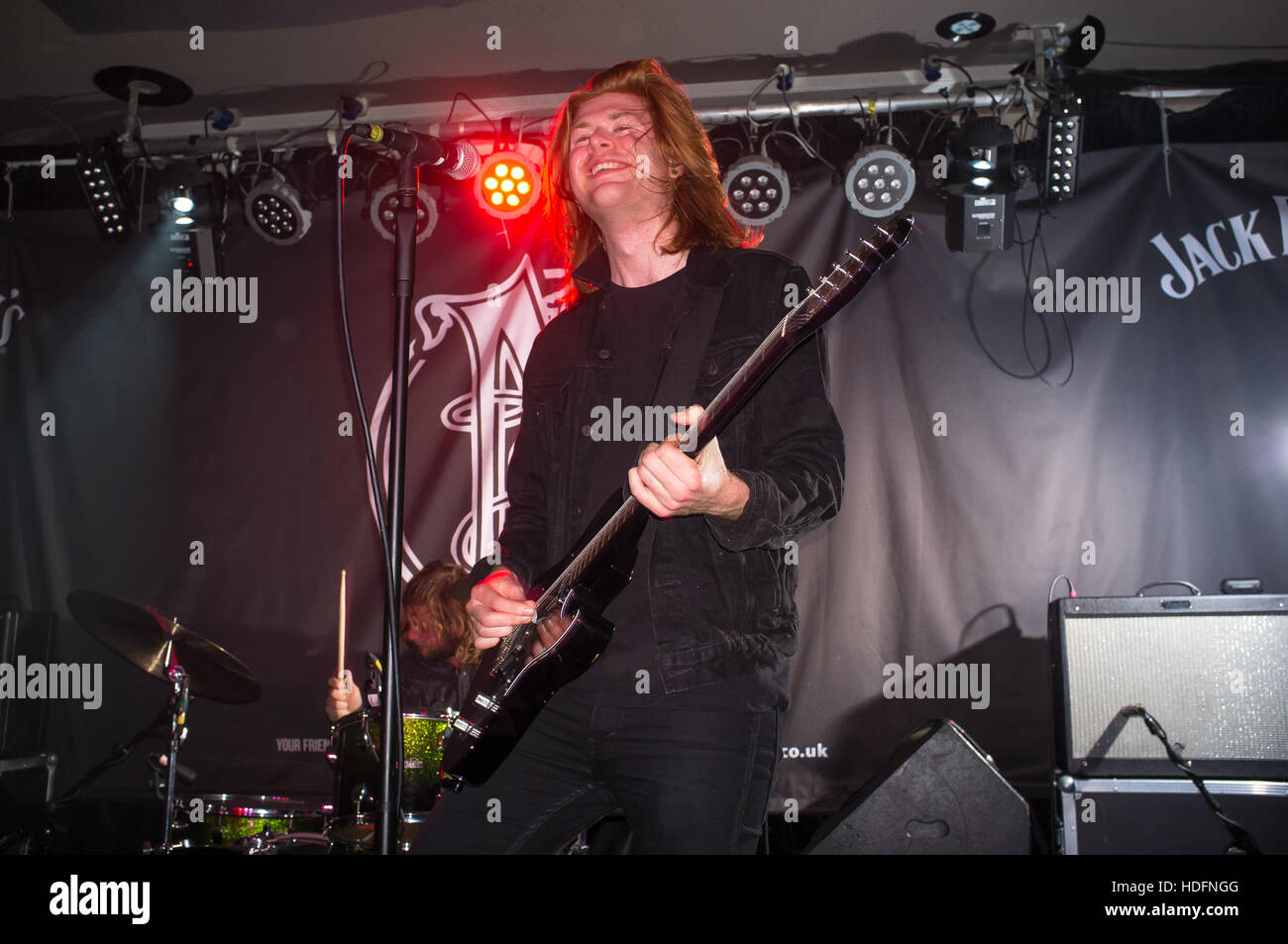 Londres, Royaume-Uni. 11Th Feb 2016. Indie rock Les Amazones en concert pour ce sentiment. nuit club Les Amazones est un groupe de Lecture constitué de : Chris Alderton (guitare), Matt Thompson (chant), Elliot Briggs (basse) et Joe Emmet (batterie). © Alberto Pezzali/Pacific Press/Alamy Live News Banque D'Images