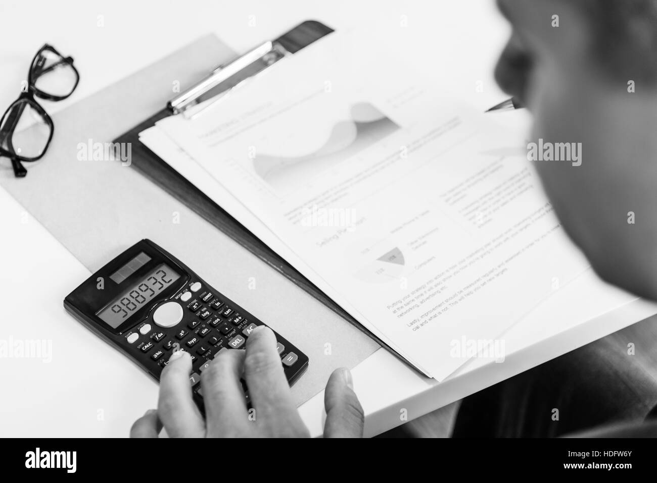 Business Man Studying Graph Concept Banque D'Images