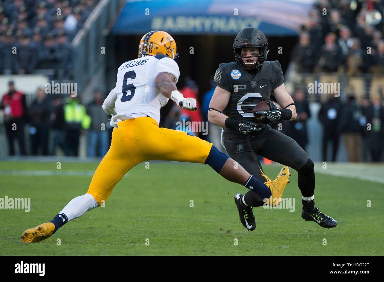 Running back de l'armée John Trainor # 6, porte le ballon comme la sécurité marine Sean Williams # 6 essaie de l'arrêter au cours de la 117e match de football de la marine de l'Armée de M&T Bank Stadium le 10 décembre 2016 à Baltimore, Maryland. Défaite de l'armée de l'académie navale des États-Unis 21-17 accrochage 14 ans (leur strie perdante. Banque D'Images
