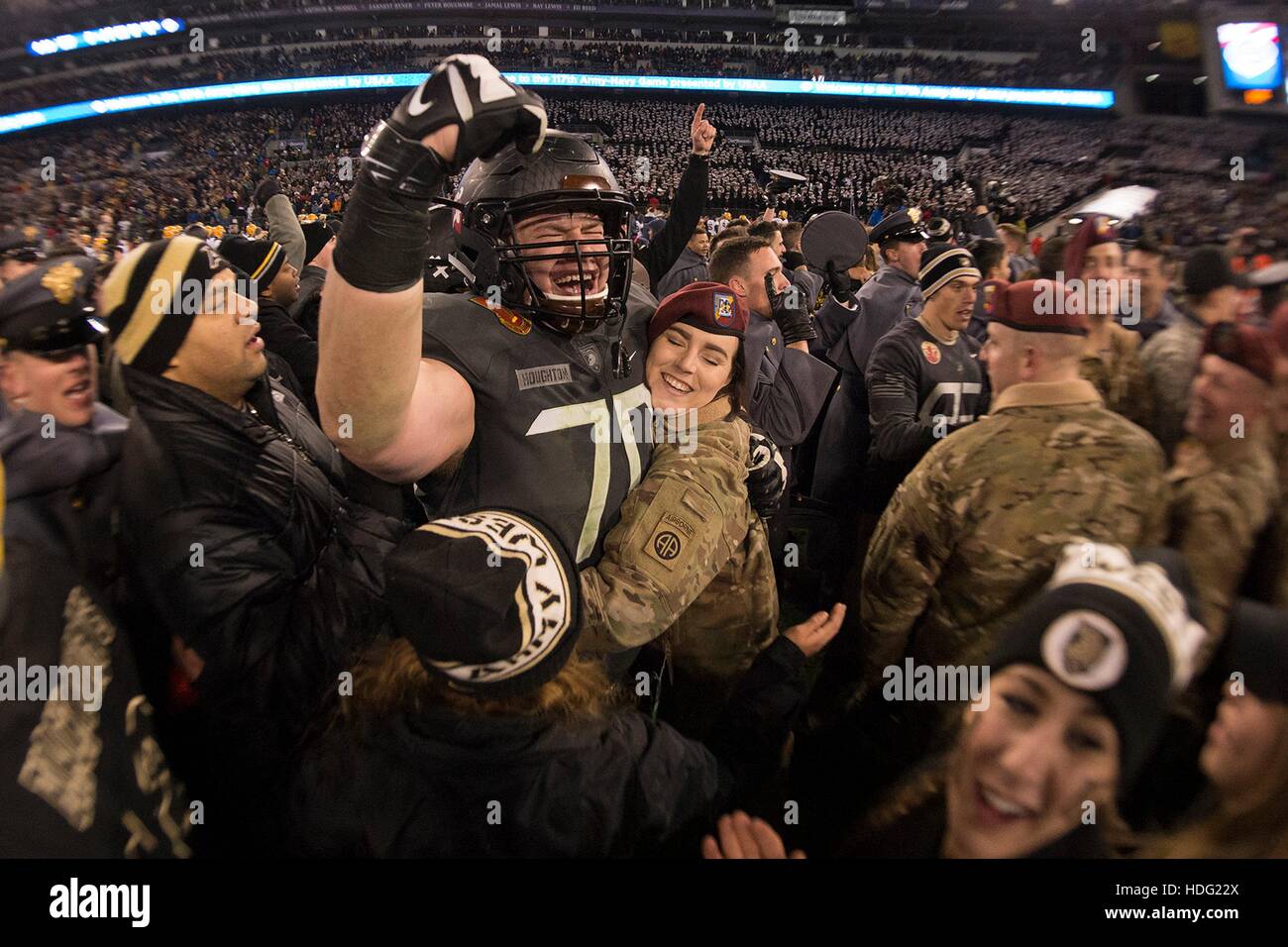 Joueur de football de West Point armée Mike Houghton célèbre après avoir remporté le 117e match à la marine de l'Armée de M&T Bank Stadium le 10 décembre 2016 à Baltimore, Maryland. Défaite de l'armée de l'académie navale des États-Unis 21-17 accrochage 14 ans (leur strie perdante. Banque D'Images
