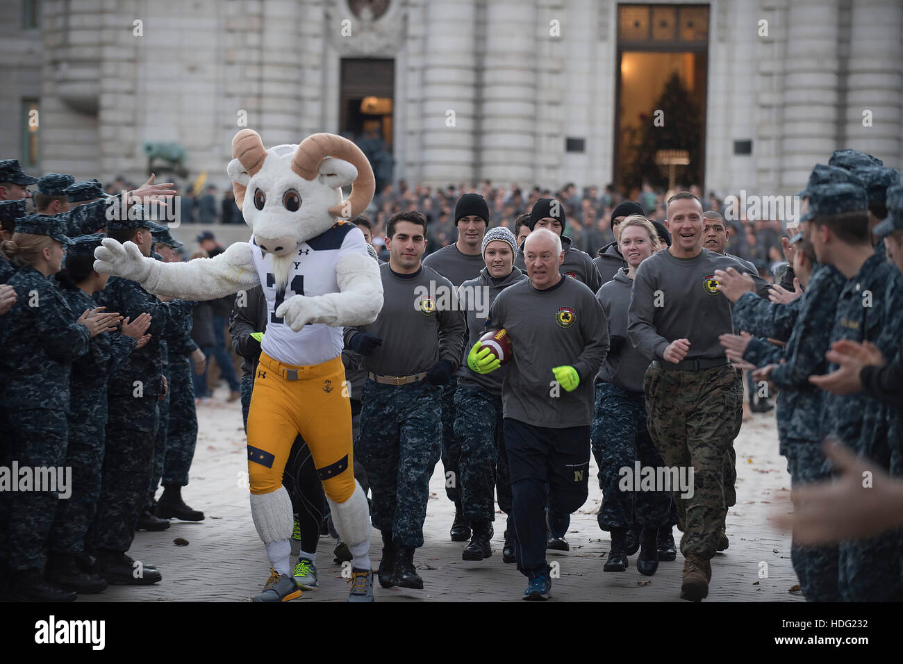 Joseph Jablonski, père de la fin de l'aspirant de 1re classe Jason Jablonski, centre, et de l'USMC Le Colonel Stephen Liszewski, droite, inscrivez-vous mascot Billy le bouc pour exécuter le Army-Navy ballon pour M&T Stadium pour le 117e match annuel Army-Navy 9 décembre 2016 à Baltimore, Maryland. Banque D'Images