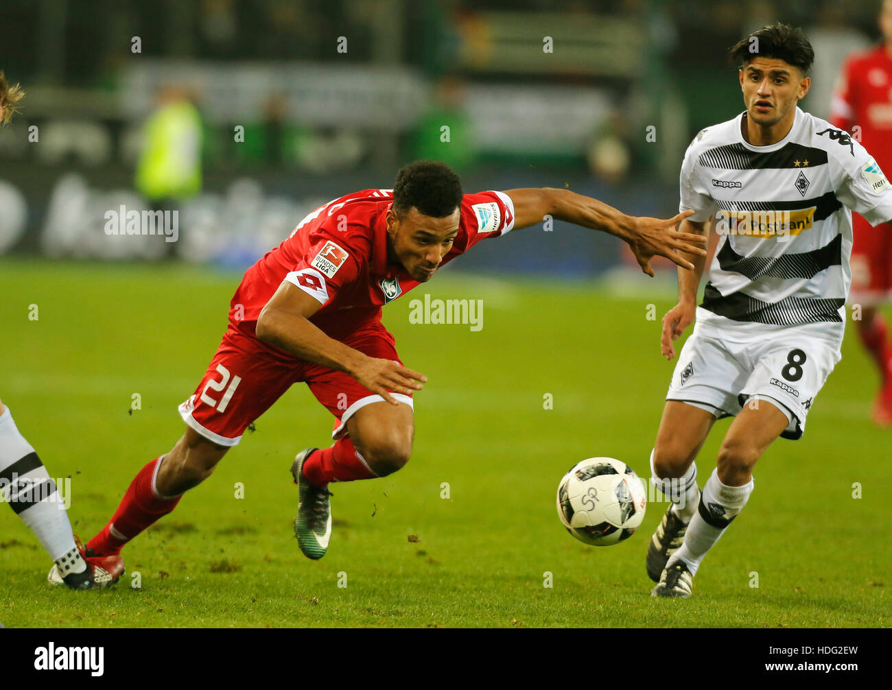 Moenchengladbach, Allemagne. Dec 11, 2016. Journée de Bundesliga Borussia Moenchengladbach, 14 - 1. FSV Mainz 05 : Karim Onisiwo (Mayence, L) vs Mahmoud Dahoud (Moenchengladbach). Credit : Juergen Schwarz/Alamy Live News Banque D'Images