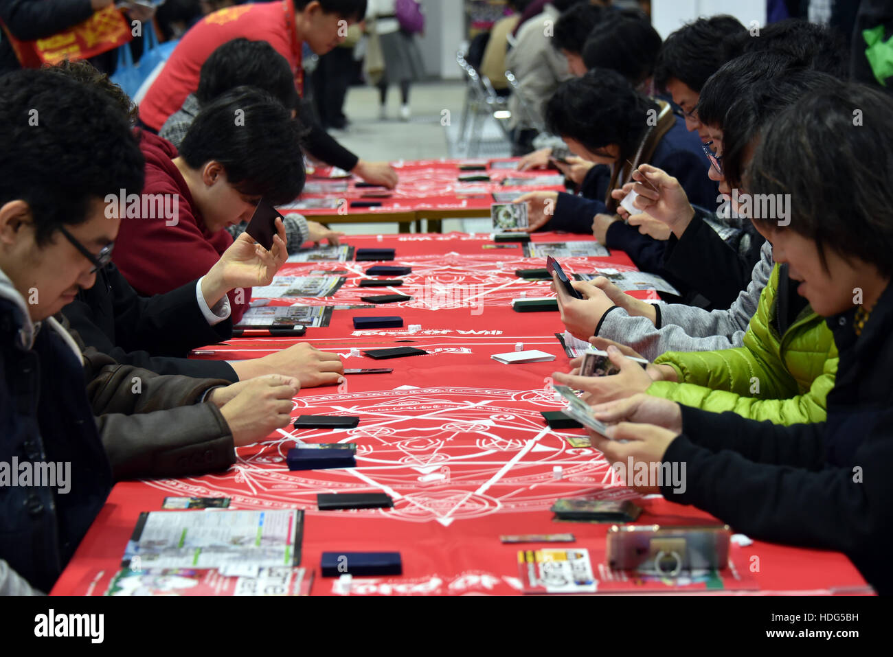 Tokyo, Japon. Dec 11, 2016. Marché du jeu, la plus grande convention de jeux japonais avec 'jeux' analogique attire plus de 13 000 visiteurs au Tokyo Big Sight le Dimanche, Décembre 11, 2016. L'événement, d'abord tenue à Tokyo le 2 avril 2000, pour les jeux qui ne nécessitent pas d'électricité, a connu une montée en popularité avec la participation à l'événement de Tokyo en 2010, passant de 2 200 à 9 500 en 2015. Credit : Natsuki Sakai/AFLO/Alamy Live News Banque D'Images