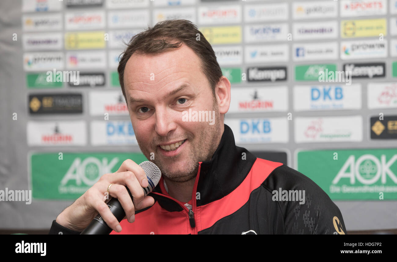 Berlin, Allemagne. Dec 12, 2016. Headcoach de l'équipe nationale allemande de handball, Dagur Sigurdsson annonce l'extension de membres de l'équipe pour la prochaine Coupe du Monde en France à Berlin, Allemagne, 12 décembre 2016. Photo : Jörg Carstensen/dpa/Alamy Live News Banque D'Images