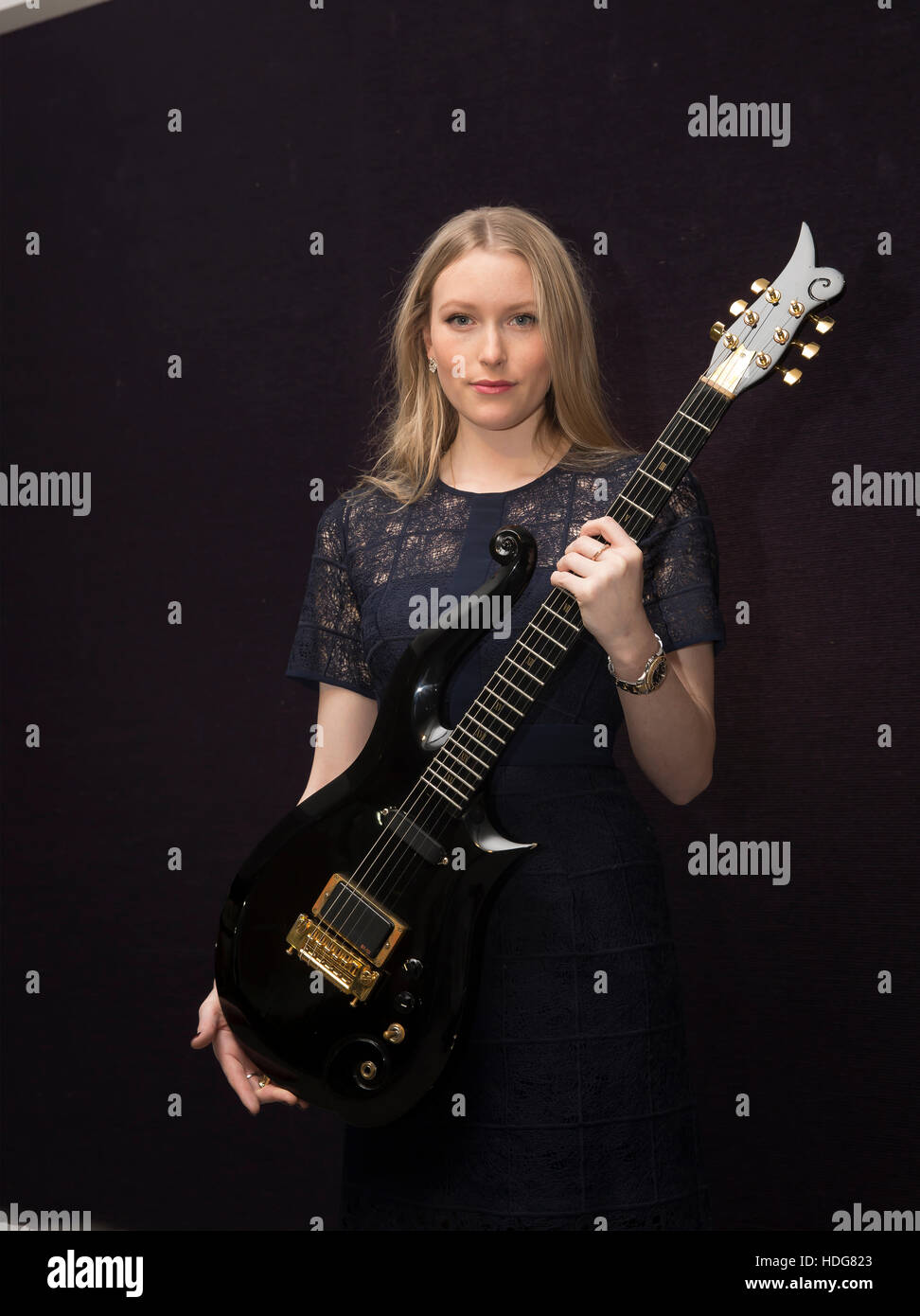 Knightsbridge, au Royaume-Uni. Dec 12, 2016. Guitare nuage fait sur commande pour Prince le show à Bonhams à venir de l'Entertainment Memorabilia Auction à Knightsbridge London Crédit : Keith Larby/Alamy Live News Banque D'Images