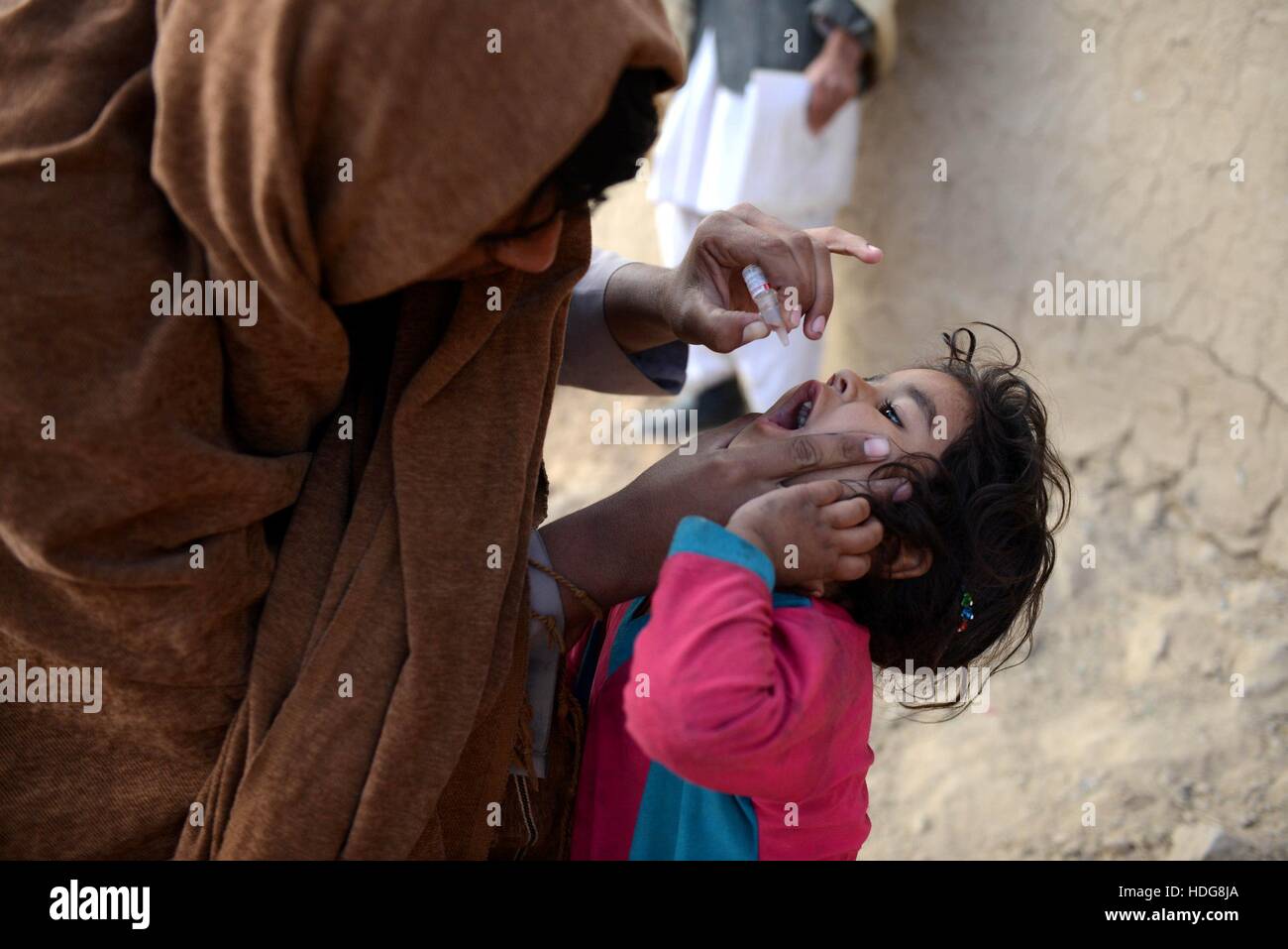 Kandahar, Afghanistan. Dec 12, 2016. Un enfant afghan reçoit un vaccin contre la polio au cours d'une campagne anti-polio dans la province de Kandahar, Afghanistan, le 12 décembre 2016. Une campagne anti-polio a commencé dans le sud de la province de Kandahar, le lundi. Credit : Sanaullah Saiem/Xinhua/Alamy Live News Banque D'Images