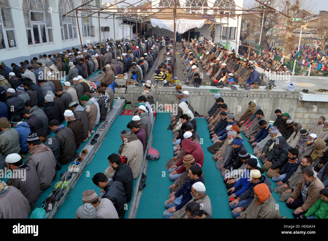 Le cachemire. Dec 12, 2016. Les musulmans du Cachemire offrant des prières au sanctuaire le plus sacré du Cachemire à la veille d'Hazratbal Eid Milad, ou l'anniversaire de la naissance du Prophète Mohammad le 12 décembre 2016 à Srinagar, Cachemire sous administration indienne. Des milliers de musulmans du Cachemire visiter le sanctuaire d'Hazratbal Srinagar à payer se prosterna sur l'Eid Milad, ou l'anniversaire de naissance du prophète Mohammed. Credit : Saqib Majeed/Alamy Live News Banque D'Images