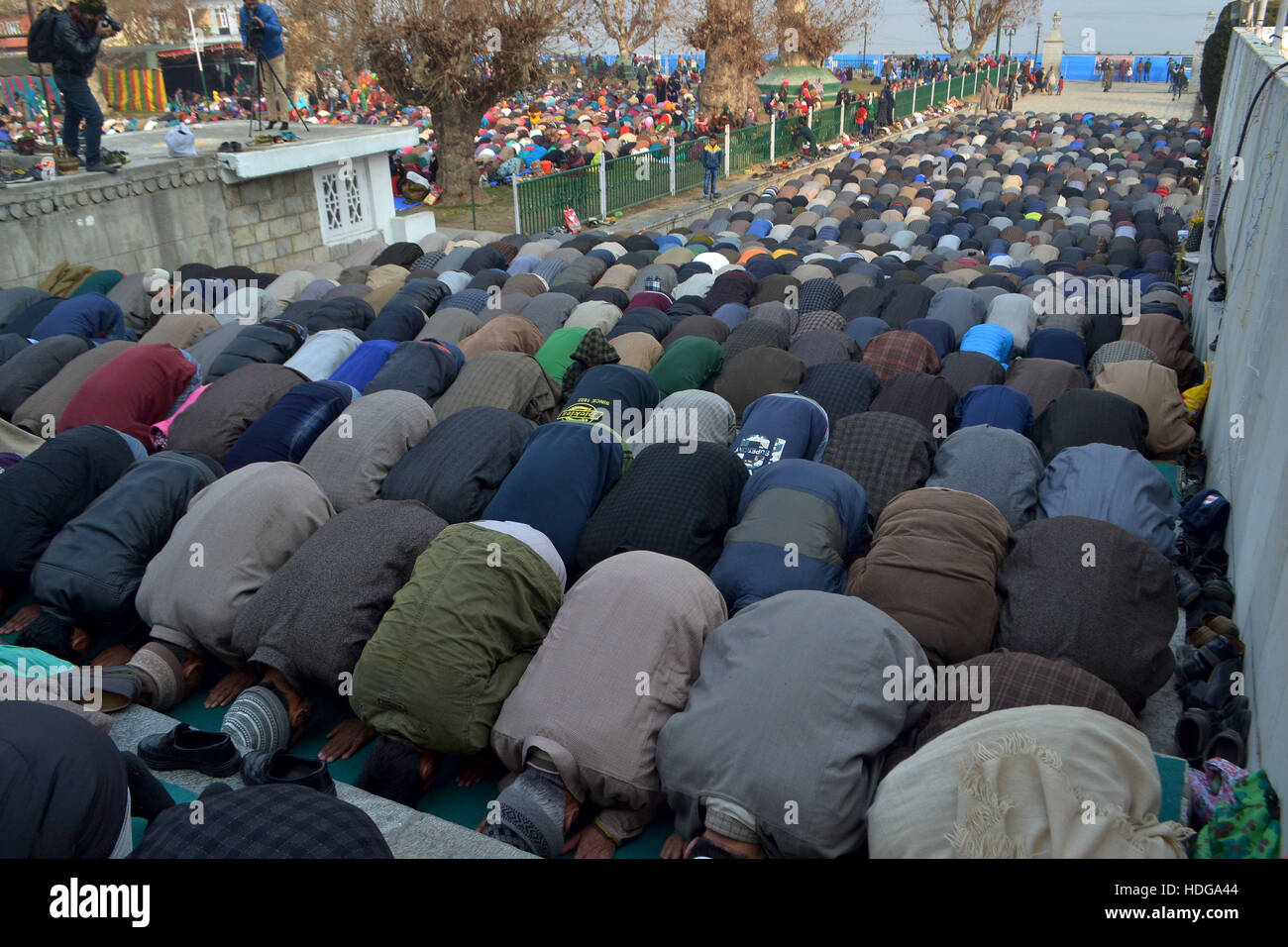 Le cachemire. Dec 12, 2016. Les musulmans du Cachemire offrant des prières au sanctuaire le plus sacré du Cachemire à la veille d'Hazratbal Eid Milad, ou l'anniversaire de la naissance du Prophète Mohammad le 12 décembre 2016 à Srinagar, Cachemire sous administration indienne. Des milliers de musulmans du Cachemire visiter le sanctuaire d'Hazratbal Srinagar à payer se prosterna sur l'Eid Milad, ou l'anniversaire de naissance du prophète Mohammed. Credit : Saqib Majeed/Alamy Live News Banque D'Images