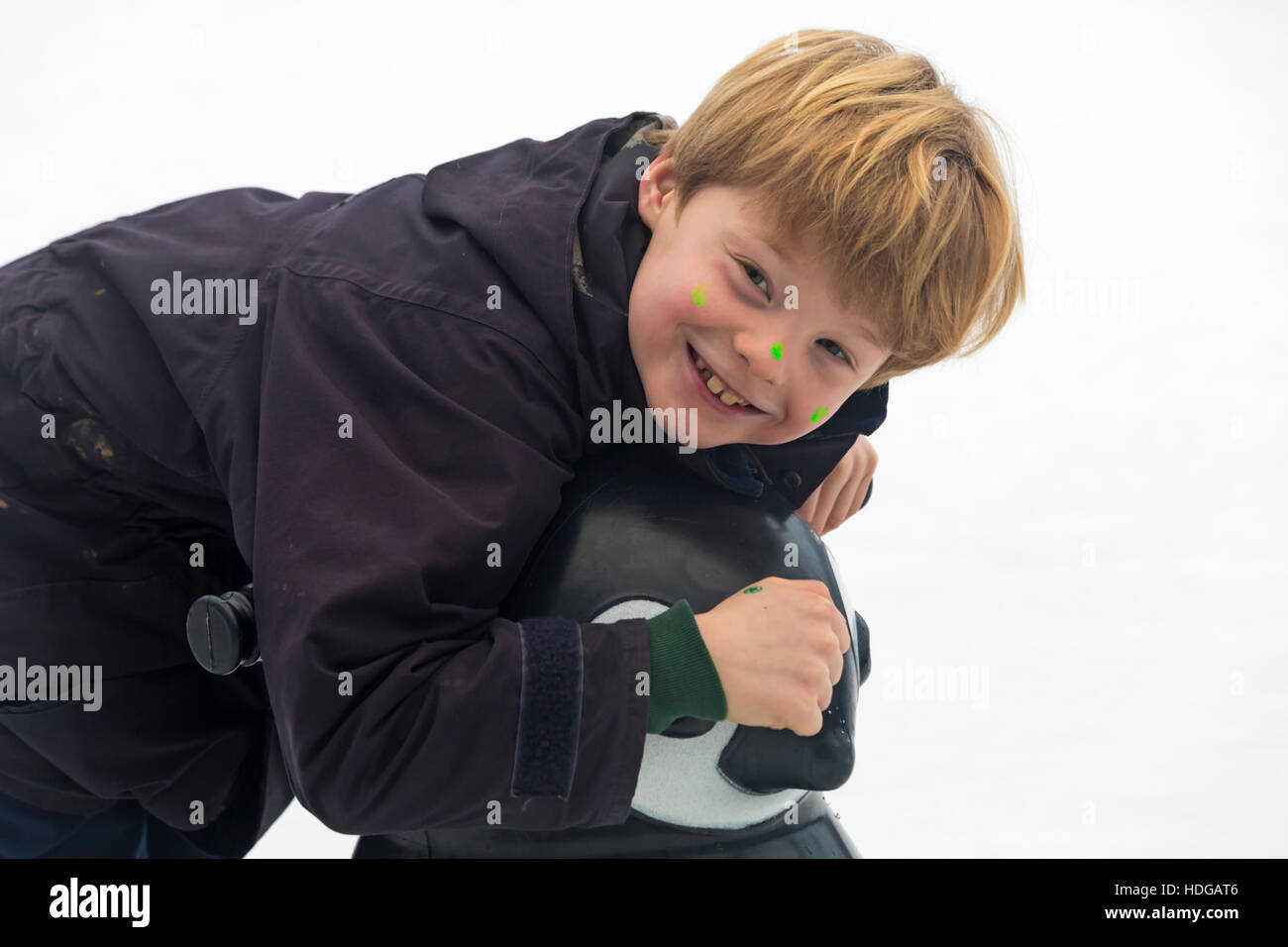 Winchester, Hampshire, Angleterre, Royaume-Uni. 12 décembre 2016. Jeune garçon aime patiner à la patinoire à la Winchester Marché de Noël. Credit : Carolyn Jenkins/Alamy Live News Banque D'Images