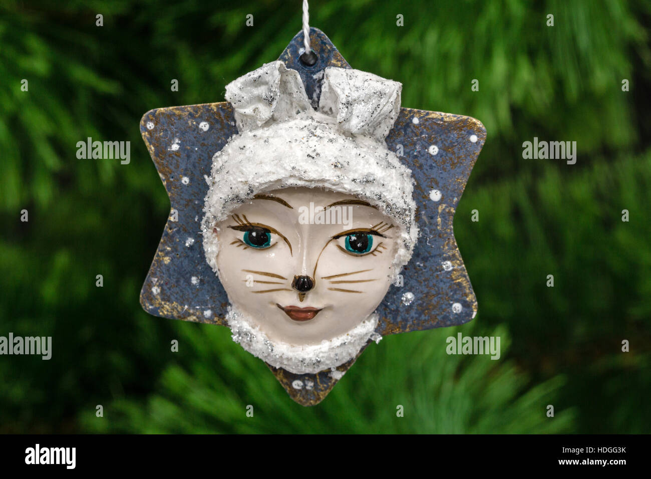 Décoration de fête en forme de masque de leveret, sur un fond d'arbres de Noël Banque D'Images