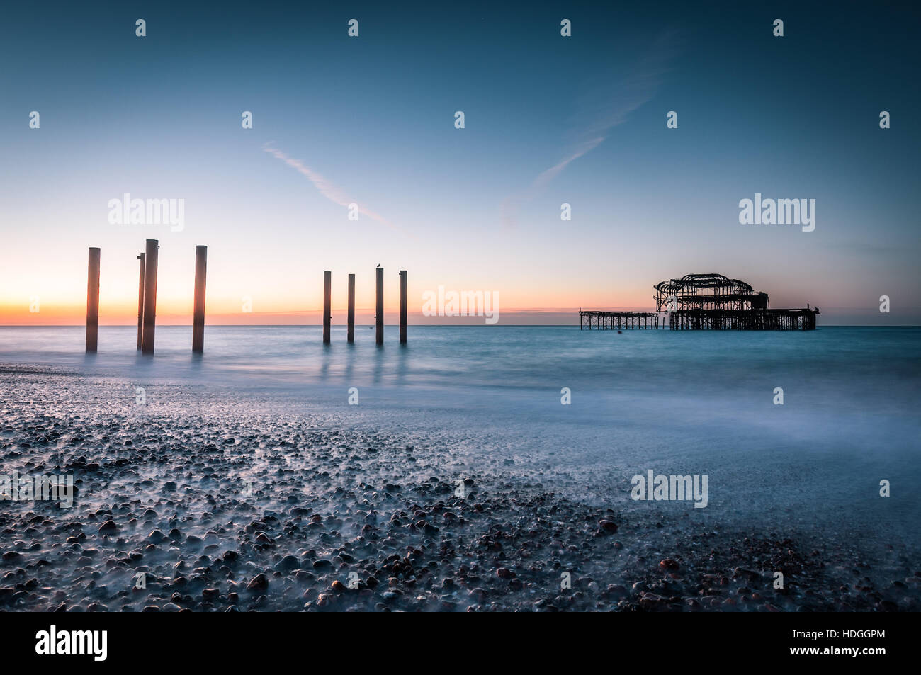 Brighton West Pier et de la plage au lever du soleil Banque D'Images