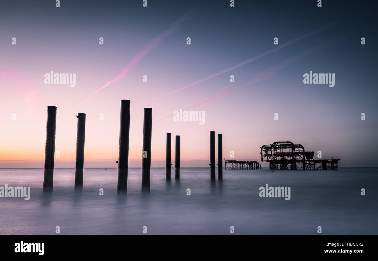 Brighton West Pier beach au lever du soleil Banque D'Images