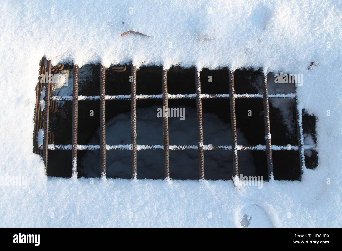 Grille en métal solide en stock couvert de communication souterrain en hiver jour Banque D'Images