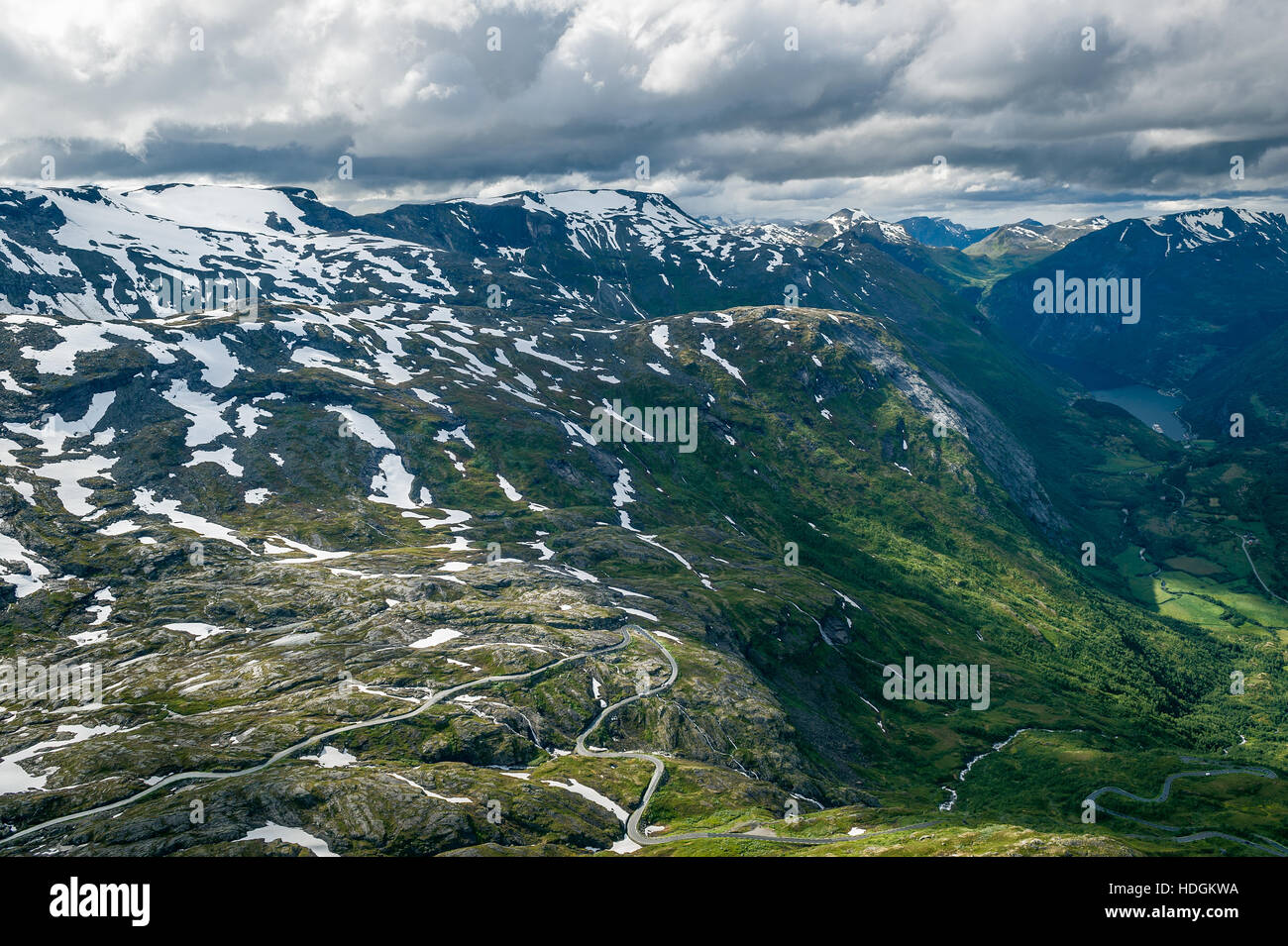 Route de montagne dans les rochers de la Norvège. Banque D'Images