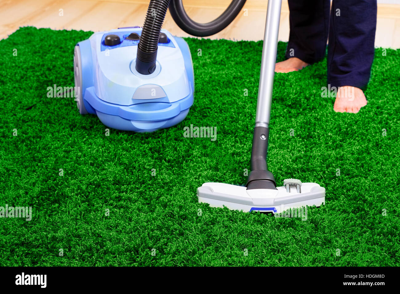 Aspirateur en action - un nettoyant pour les hommes un tapis Photo Stock -  Alamy