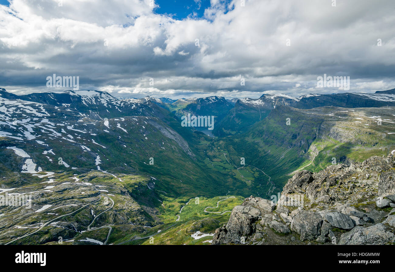 Les routes de montagne en ordre décroissant de fjord de Geiranger. Banque D'Images