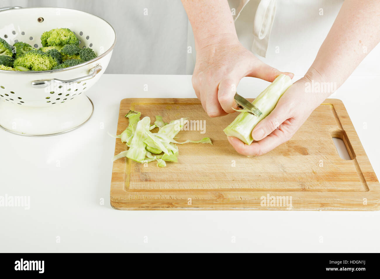 Le brocoli et vitre - préparer les tiges de brocoli pour la cuisson Banque D'Images