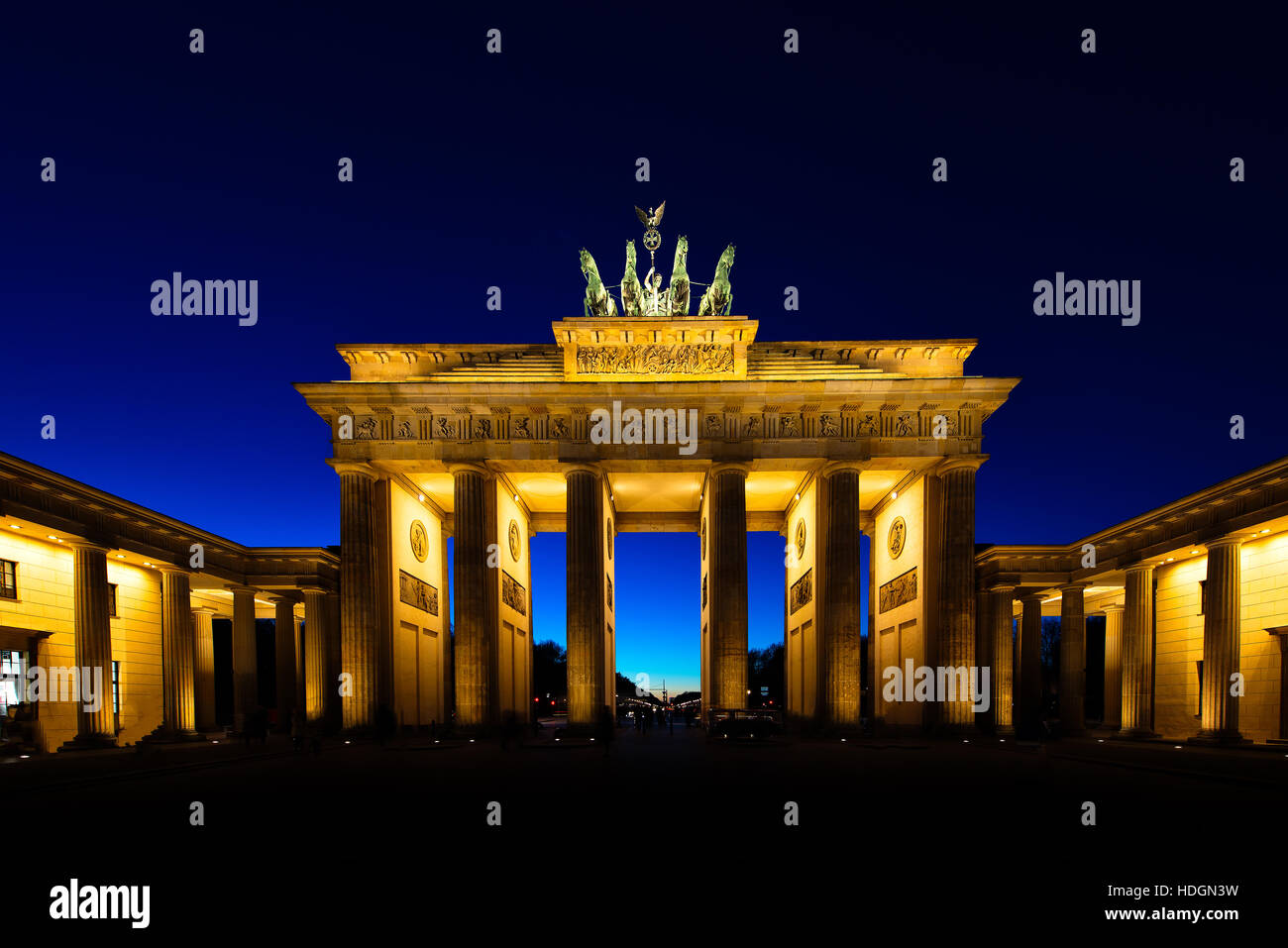 Porte de Brandebourg à Berlin illuminée la nuit Banque D'Images