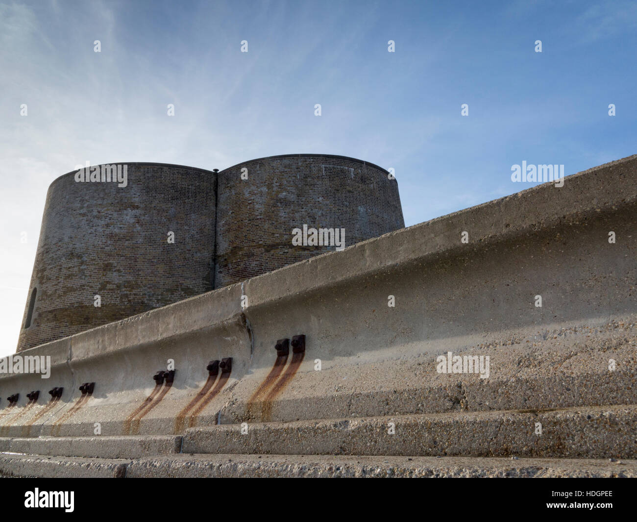 Les tours Martello derrière digue en béton, Aldeburgh, Suffolk, Angleterre Banque D'Images