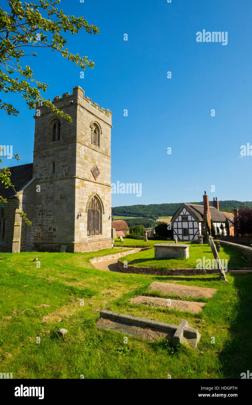 L'église St Mary et un noir et blanc chaumière à Harley, Shropshire, avec Wenlock Edge en arrière-plan, England, UK Banque D'Images
