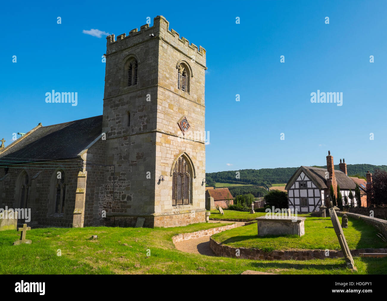 L'église St Mary et un noir et blanc chaumière à Harley, Shropshire, avec Wenlock Edge en arrière-plan, England, UK Banque D'Images