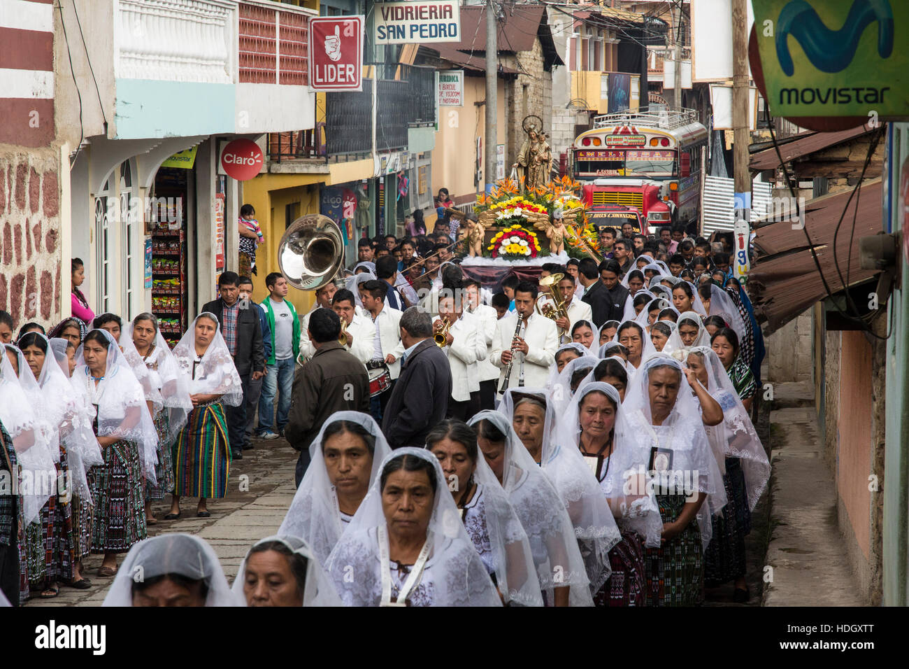 Procession catholique de la Vierge de Carmen à San Pedro la Laguna, Guatemala. Les femmes en robe blanche traditionnelles mayas avec mantilles sur leur tête Banque D'Images