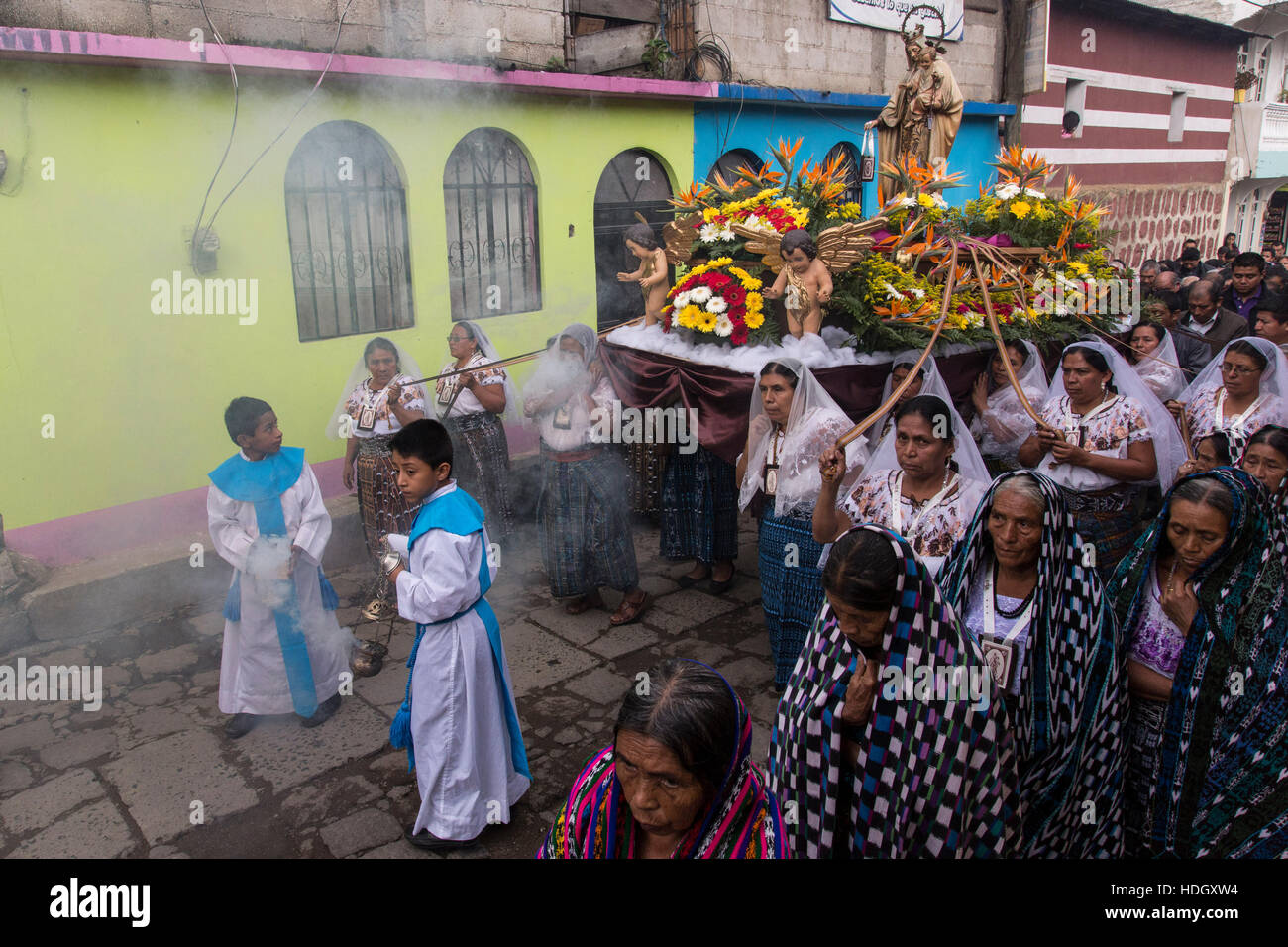 Procession catholique de la Vierge de Carmen à San Pedro la Laguna, Guatemala. Les femmes en robe blanche traditionnelles mayas avec mantilles sur leur tête Banque D'Images
