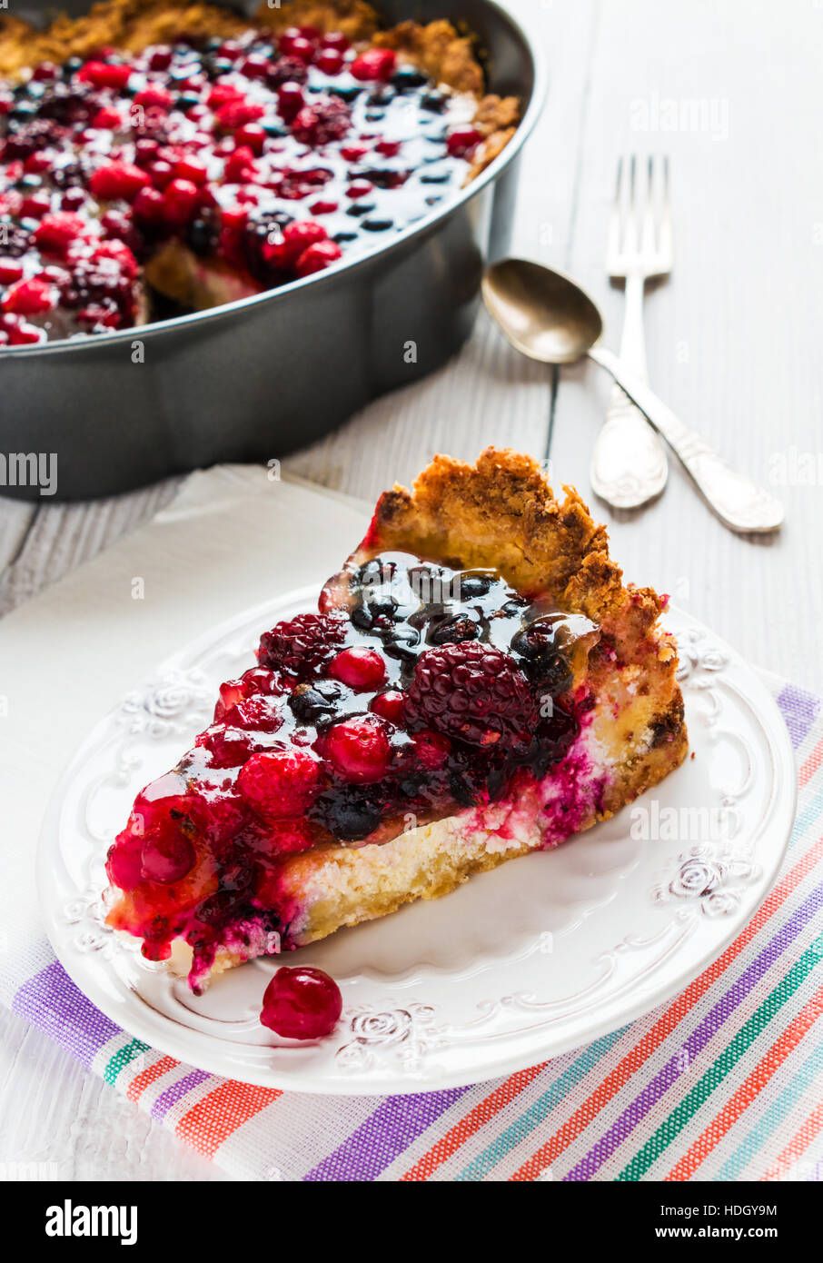 Gateau Rond Ouvert Aux Fruits Rouges Framboises Mures Gelee De Groseilles Rouges Et Noirs La Pate Sablee Une Couche De Fromage Table En Bois Blanc Photo Stock Alamy