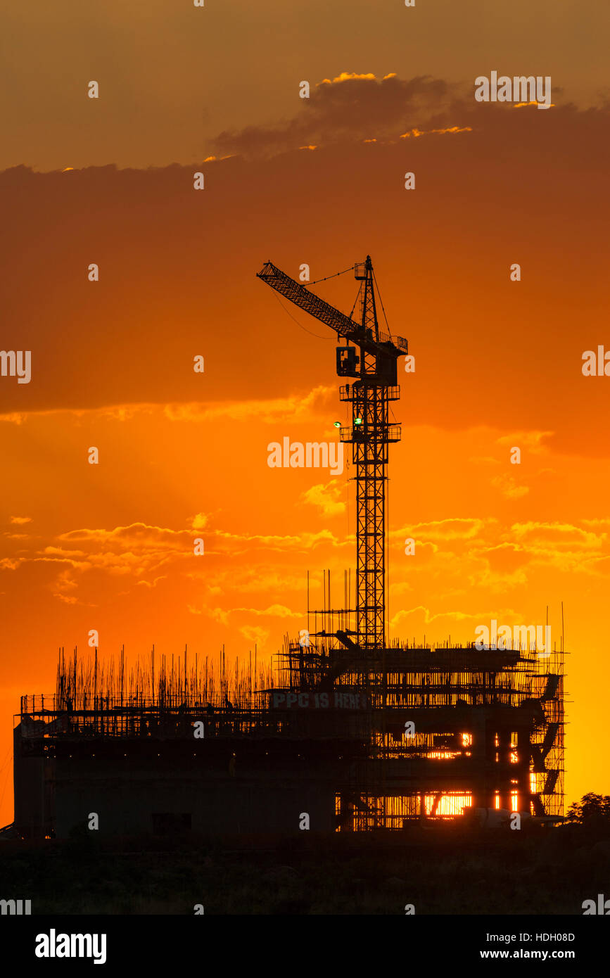 Afrique Zimbabwe construction crane sunset point Banque D'Images