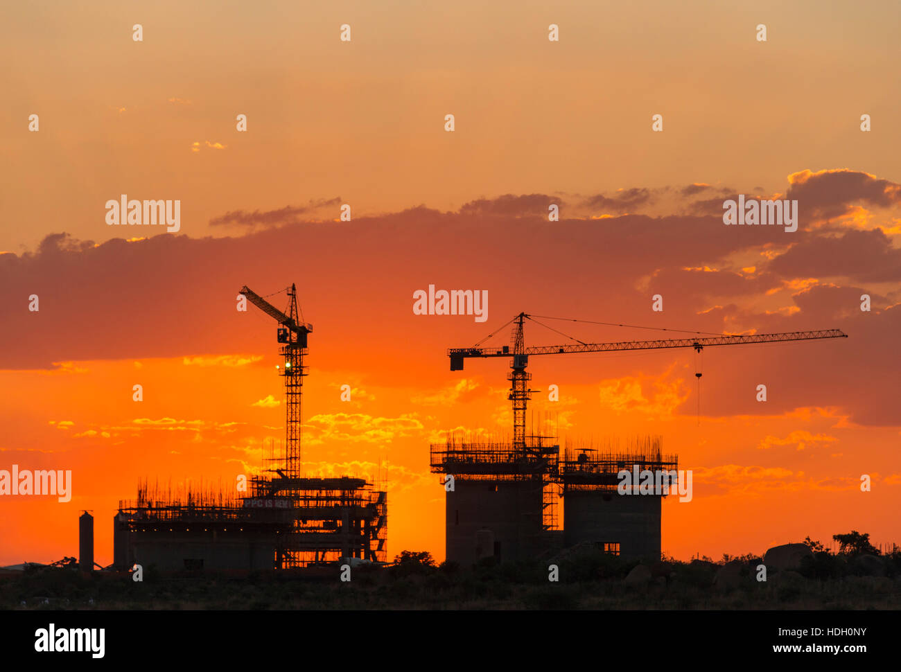 Afrique Zimbabwe construction crane sunset point Banque D'Images