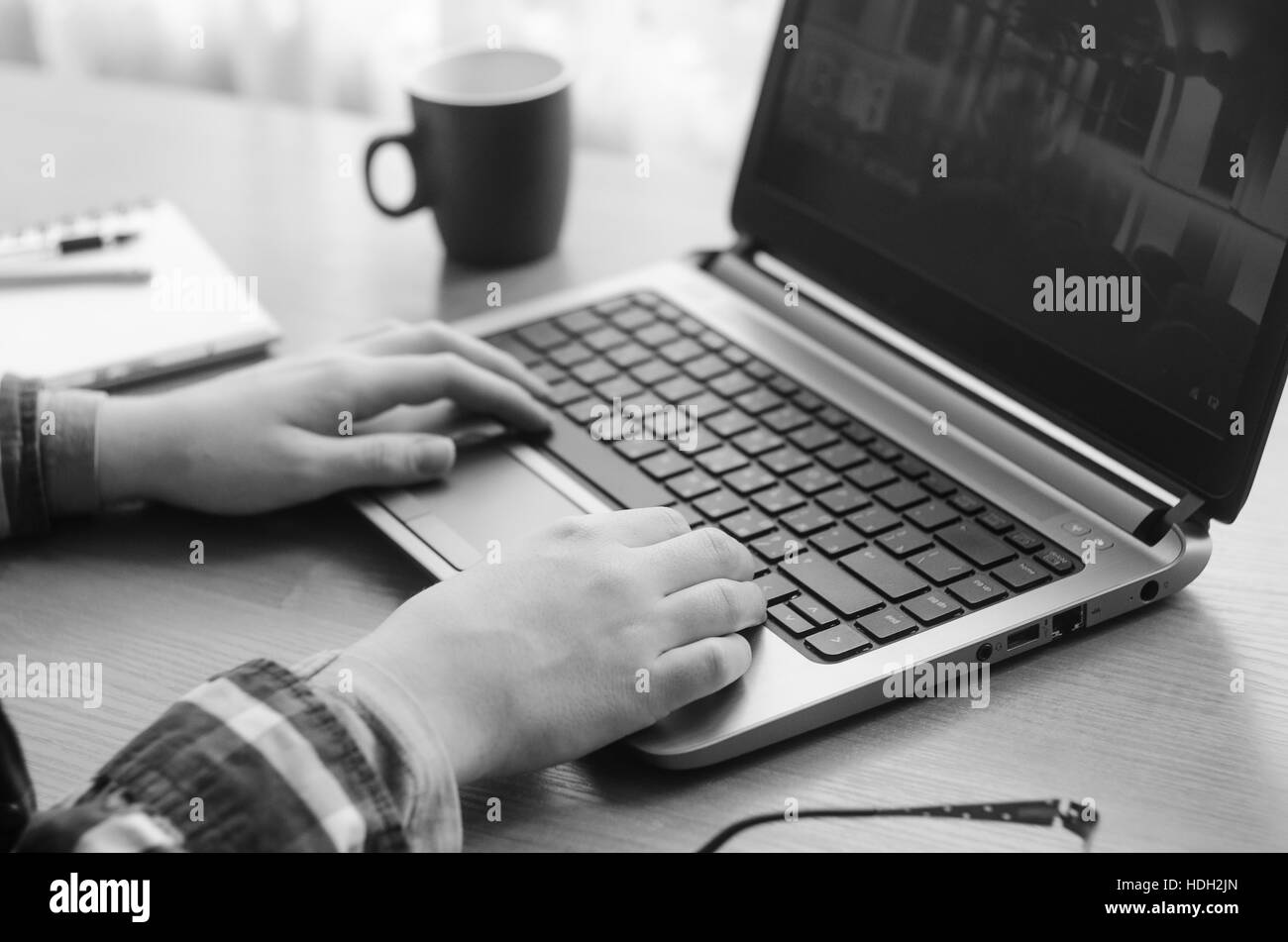 Photo noir et blanc de femmes using laptop Banque D'Images