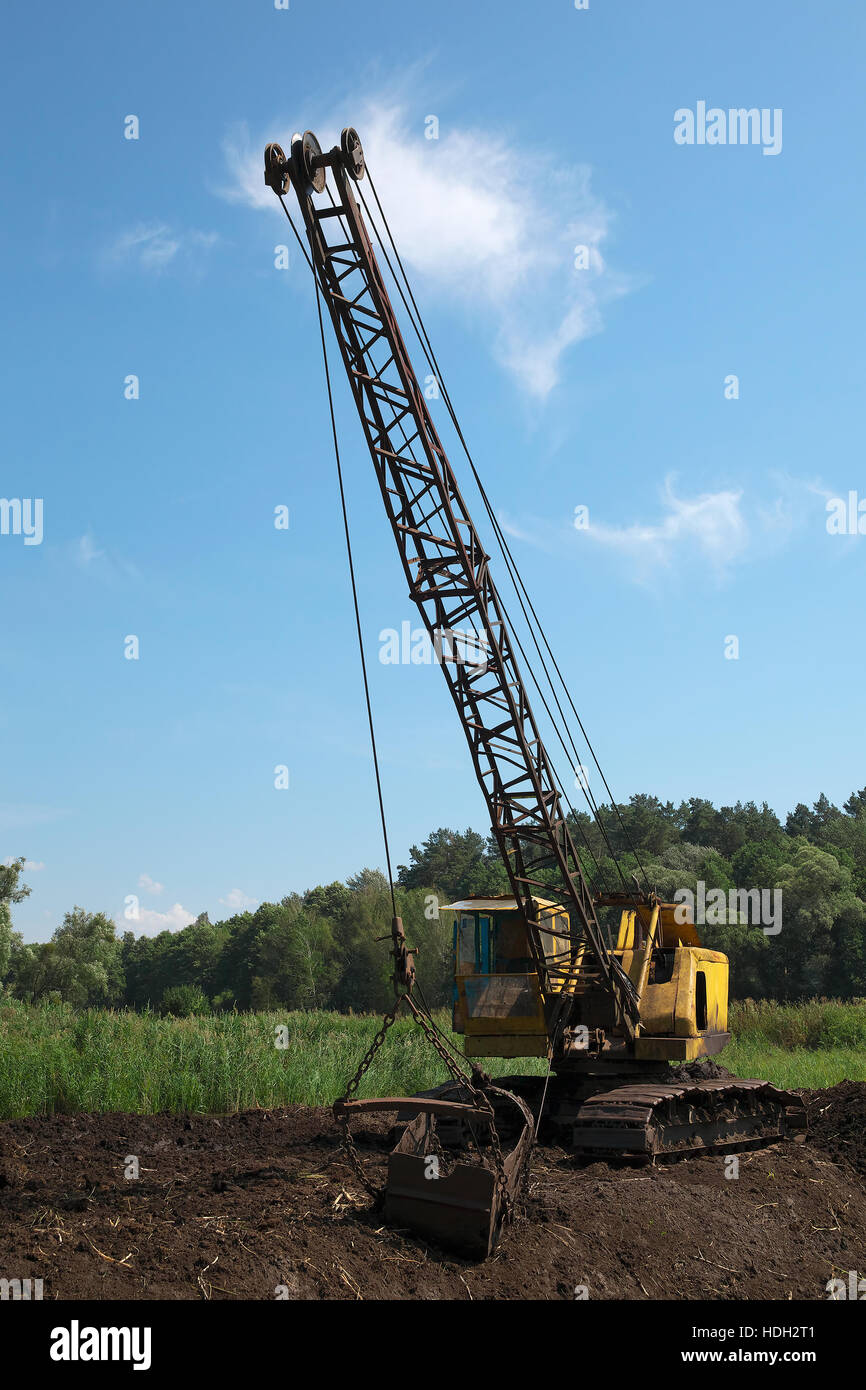 L'élaboration de la pelle sur le marais de tourbe Banque D'Images