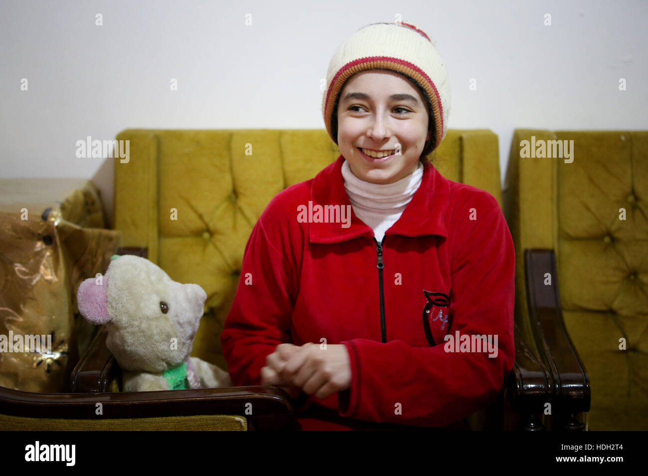 Réfugiés syriens Hanin Bathish Mtaweh, 13 ans, vit dans le sous-sol d'un ancien chalet de ski au Mont Liban bloc, juste au nord de la capitale libanaise, après que sa famille a fui la Syrie il y a cinq ans. Banque D'Images