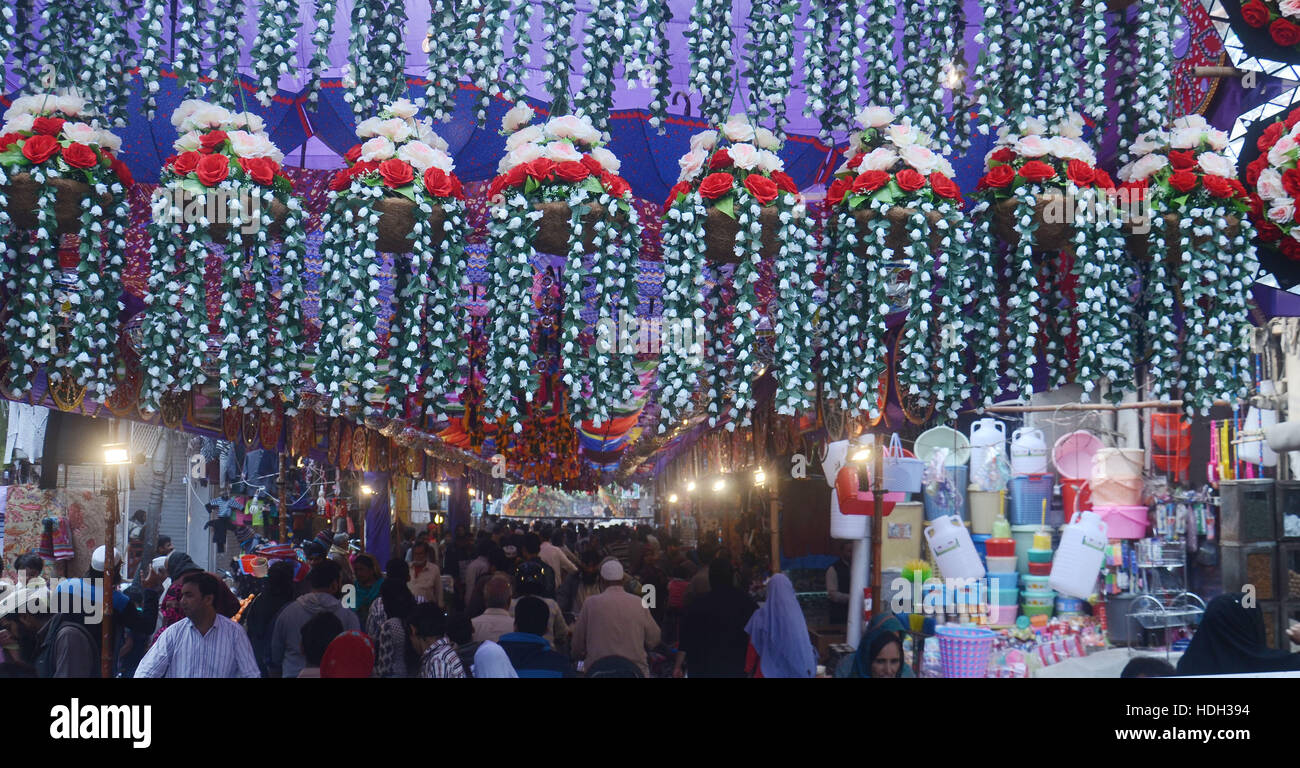 Lahore, Pakistan. Dec 11, 2016. La décoration d'un peuple dévot pakistanais marché avec plein de trucs colorés sur la célébration de l'aïd Milad-un-Nabi, l'anniversaire du Prophète Mahomet. La naissance du prophète Mohammed est célébré sur le 12 Rabil Awal ul dans le calendrier musulman. La naissance du prophète Mohammed est célébrée le 12 ul Rabil Awal dans le calendrier musulman : Crédit Rana Sajid Hussain/Pacific Press/Alamy Live News Banque D'Images