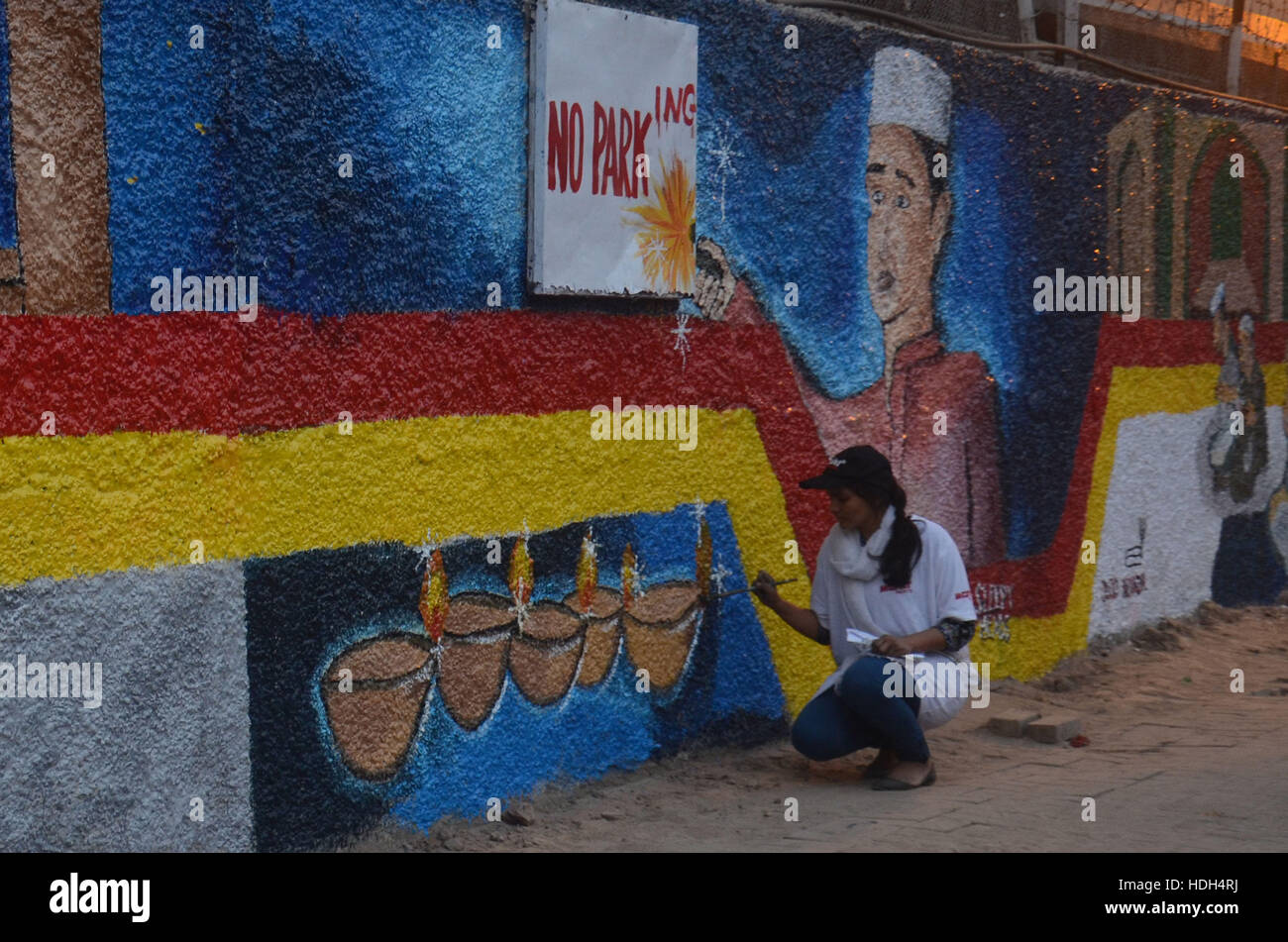 Lahore, Pakistan. Dec 11, 2016. Étudiant pakistanais de collage de national arts(SCN) décorer un mur le long d'une rue donne la touche finale à une fresque sur un mur, au cours d'une campagne intitulée l'Art de rue au Pakistan. Street Art Pakistan est une initiative prise par une équipe d'artistes et d'un groupe appelé les murs de réforme au Pakistan pour tenter d'éliminer les pratiques illégales de graffiti, par peinture des murs avec des thèmes positifs illustrant des histoires colorées du Pakistan. Credit : Rana Sajid Hussain/Pacific Press/Alamy Live News Banque D'Images