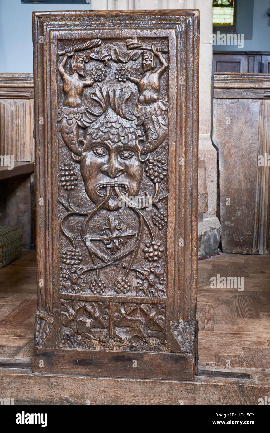 Église Crowcombe, Somerset. Banc en bois Années 1530 fin avec l'élaboration de la sculpture ; floral et géométrique des conceptions religieuses. Banque D'Images
