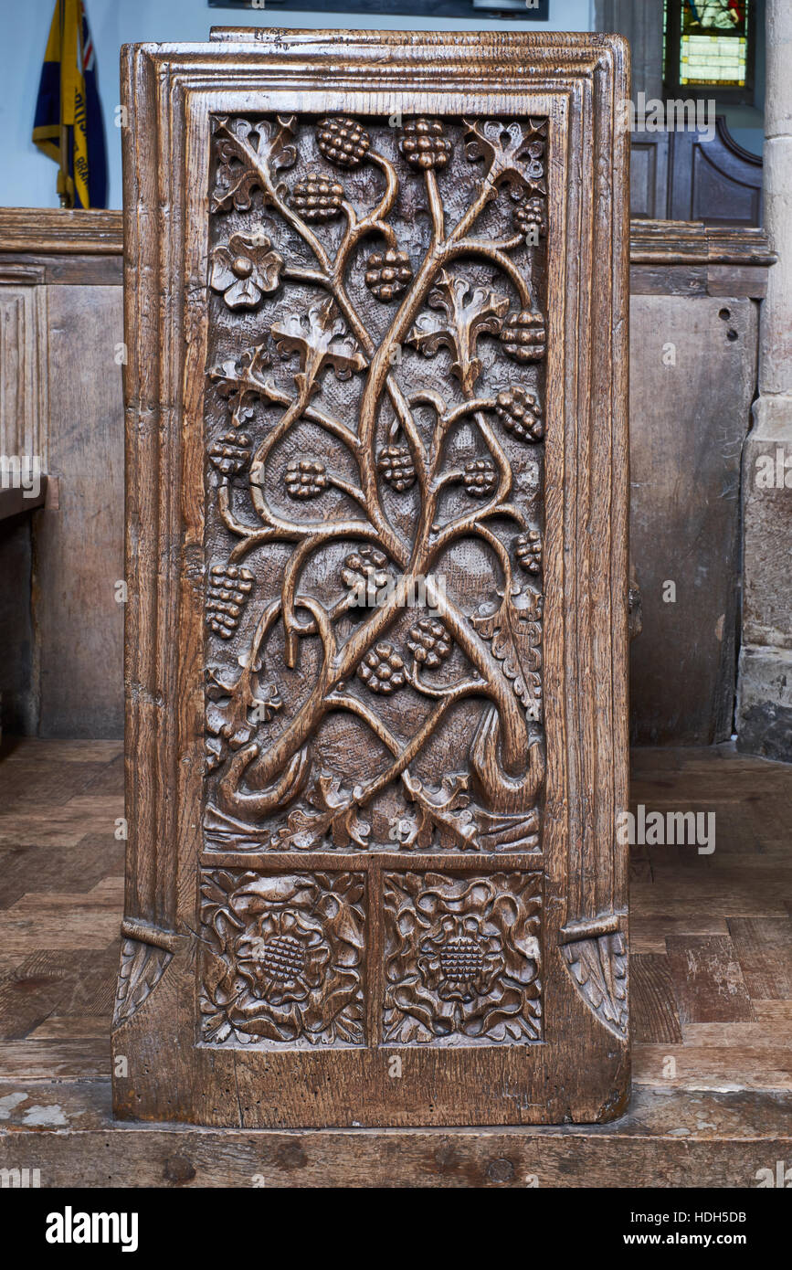 Église Crowcombe, Somerset. Banc en bois Années 1530 fin avec l'élaboration de la sculpture ; floral et géométrique des conceptions religieuses. Banque D'Images