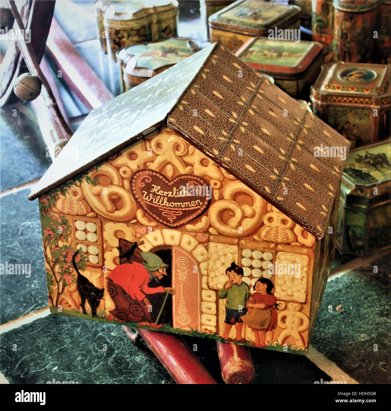 Cette œuvre d'art est inspirée du conte de fées 'Hansel et Gretel' et est exposée au Musée d'Yvette Dardenne. La pièce donne vie aux éléments enchanteurs, mais sombres, de l'histoire bien-aimée à travers des couleurs vibrantes et une composition dramatique. Banque D'Images