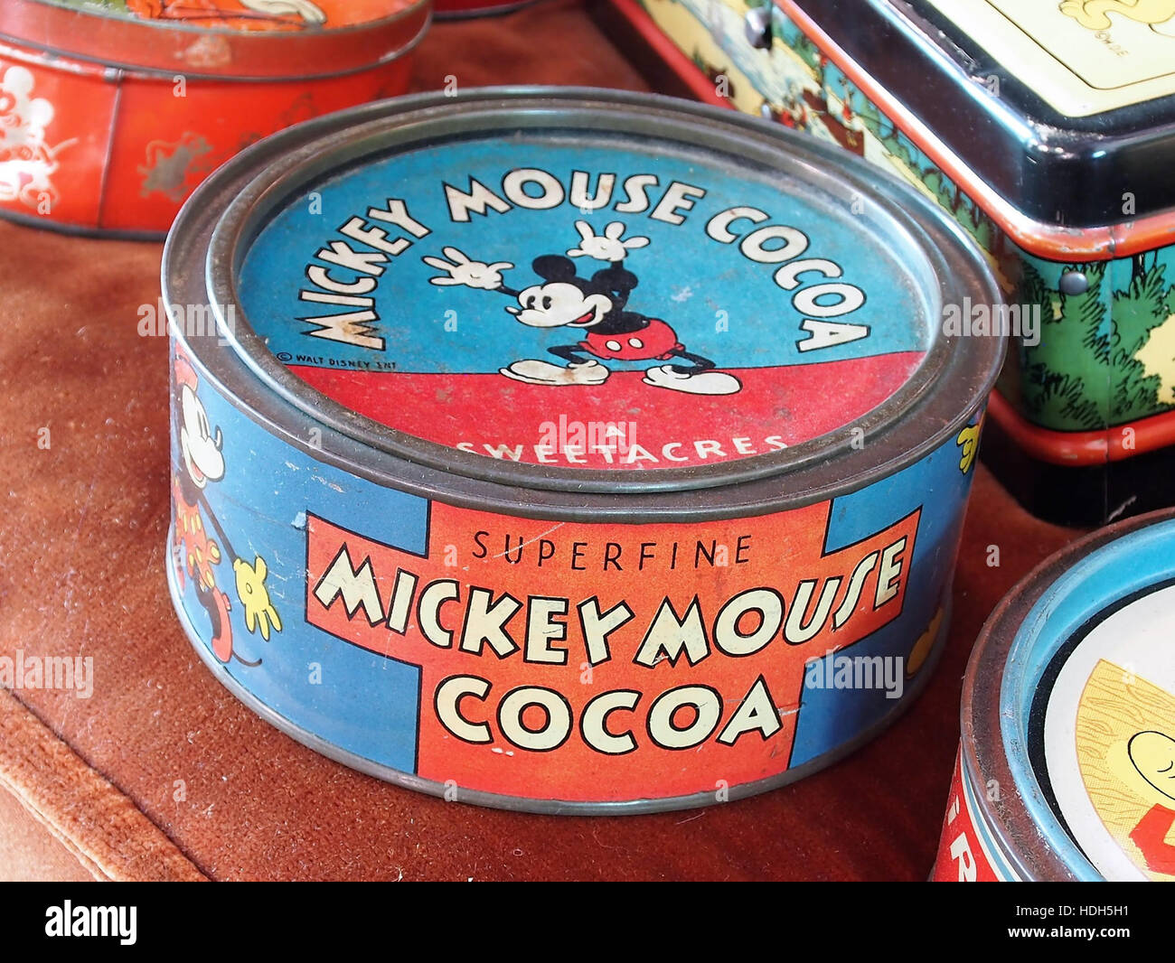 La collection *Micky Mouse Cocoa* du Musée Yvette Dardenne présente une exposition unique de souvenirs Micky Mouse célébrant l’importance culturelle et l’histoire du personnage. La collection comprend une variété d'œuvres d'art et d'objets de collection associés au personnage iconique de dessin animé. Banque D'Images