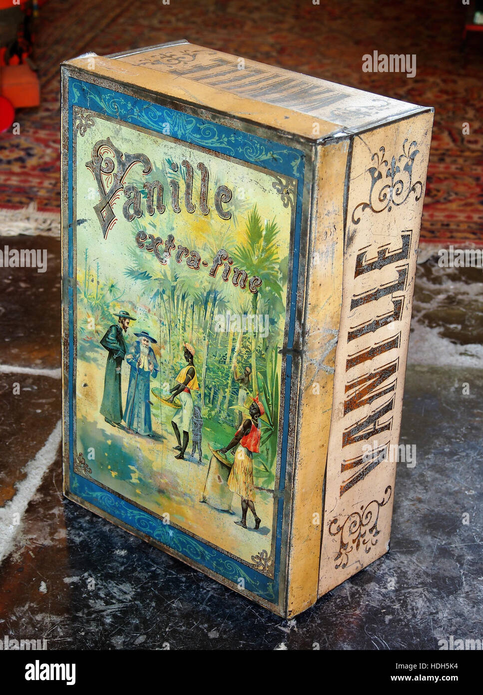 'Vanille Extra-Fine, Boîte en fer' est une œuvre d'art d'Yvette Dardenne, axée sur un emballage en boîte métallique vintage. Cette pièce capture la beauté des objets du quotidien, rendue dans le style détaillé et précis de l'artiste, reflétant un mélange de réalisme et d'interprétation artistique. Banque D'Images