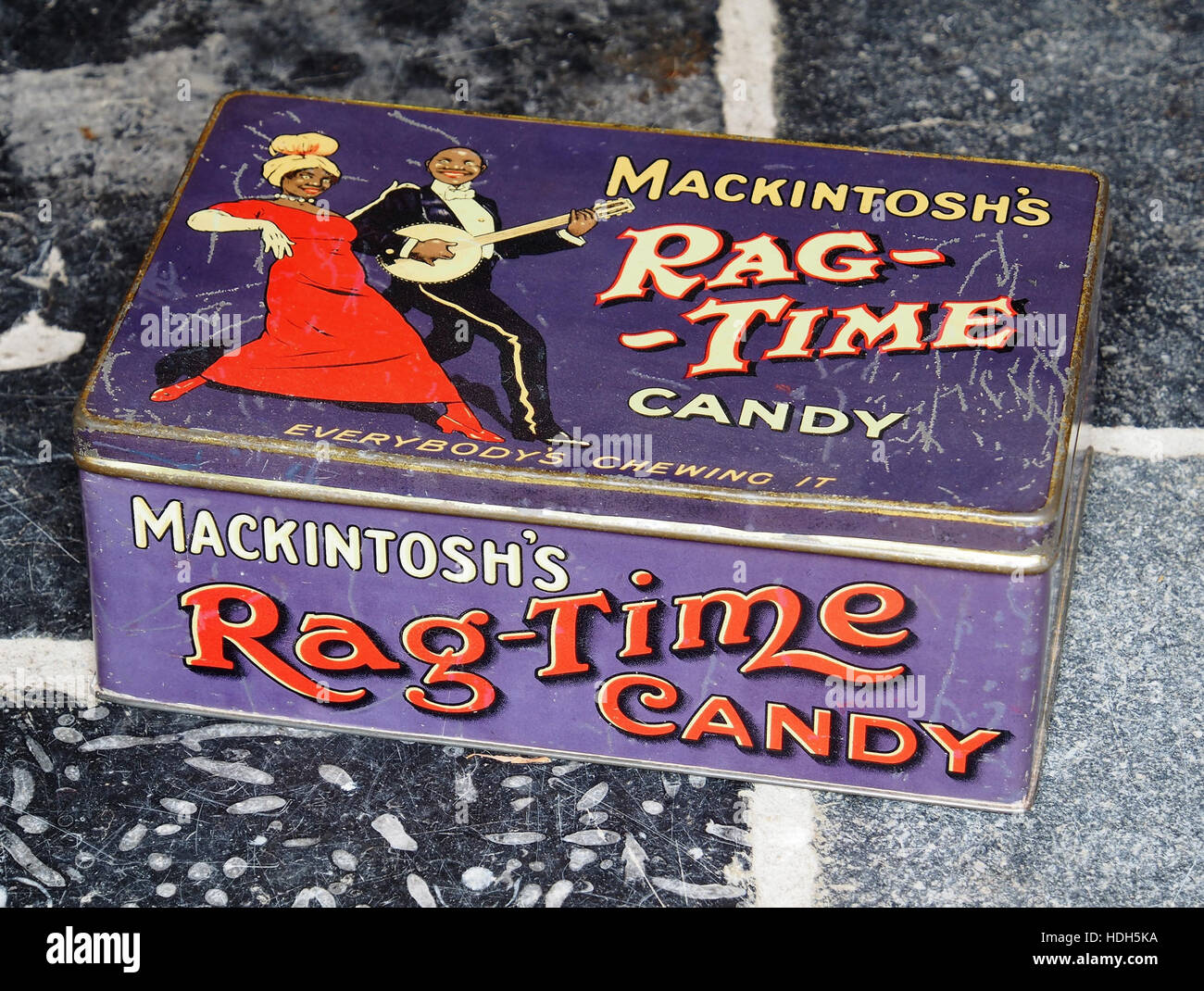 L'exposition « Rag-Time Candys », qui fait partie de la collection du musée Yvette Dardenne, met en lumière l'influence du genre musical du début du XXe siècle dans la culture populaire. La collection met en valeur des souvenirs de l'ère ragtime, avec un accent sur l'emballage de bonbons. Banque D'Images