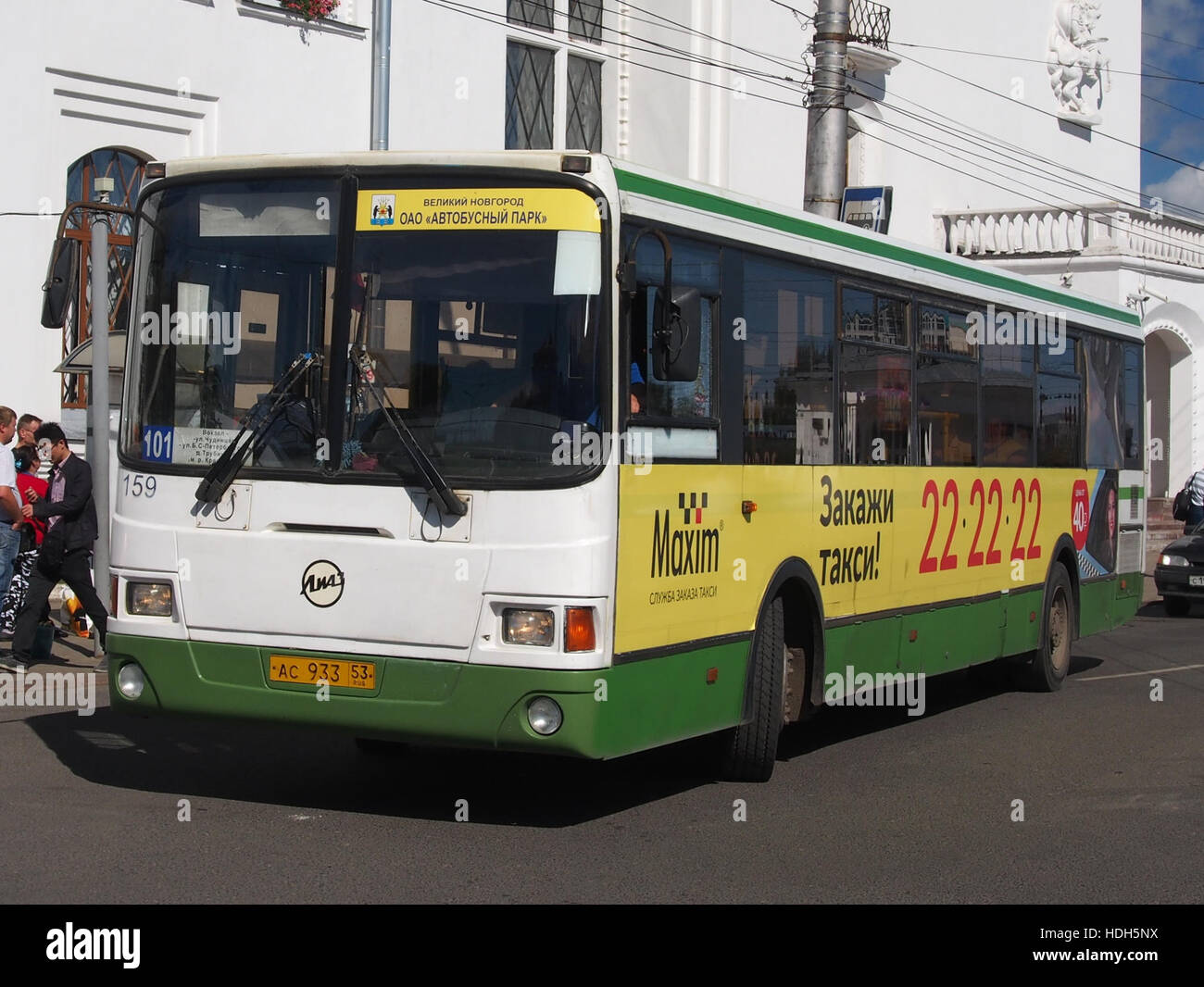 Suzuki 650 bus en face de Veliki Novgorod, Russie pic1 Banque D'Images