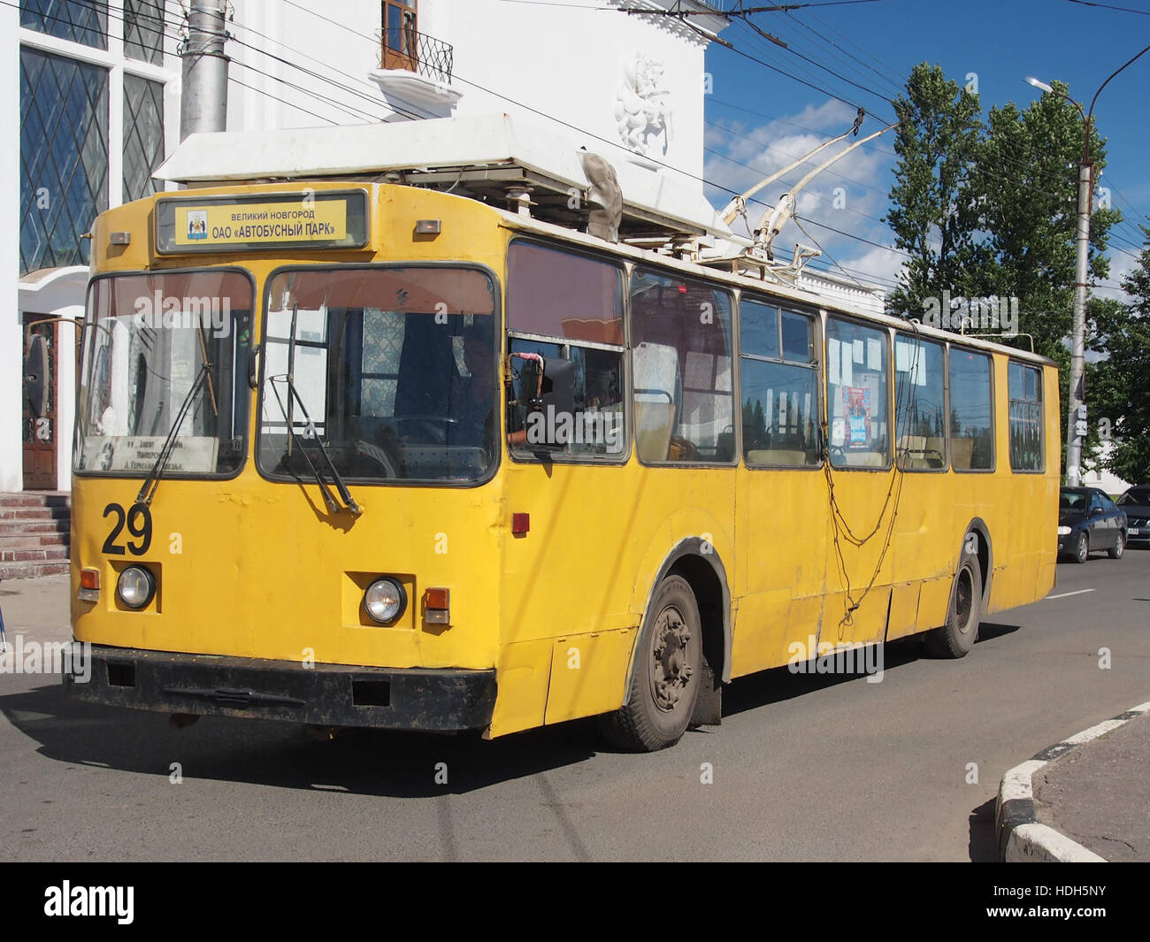 Cette photographie montre un bus LIAZ garé devant la gare de Veliky Novgorod en Russie. L'image capture l'infrastructure moderne des transports publics dans la ville historique de Veliky Novgorod, mettant en évidence son mélange d'éléments contemporains et historiques. Banque D'Images
