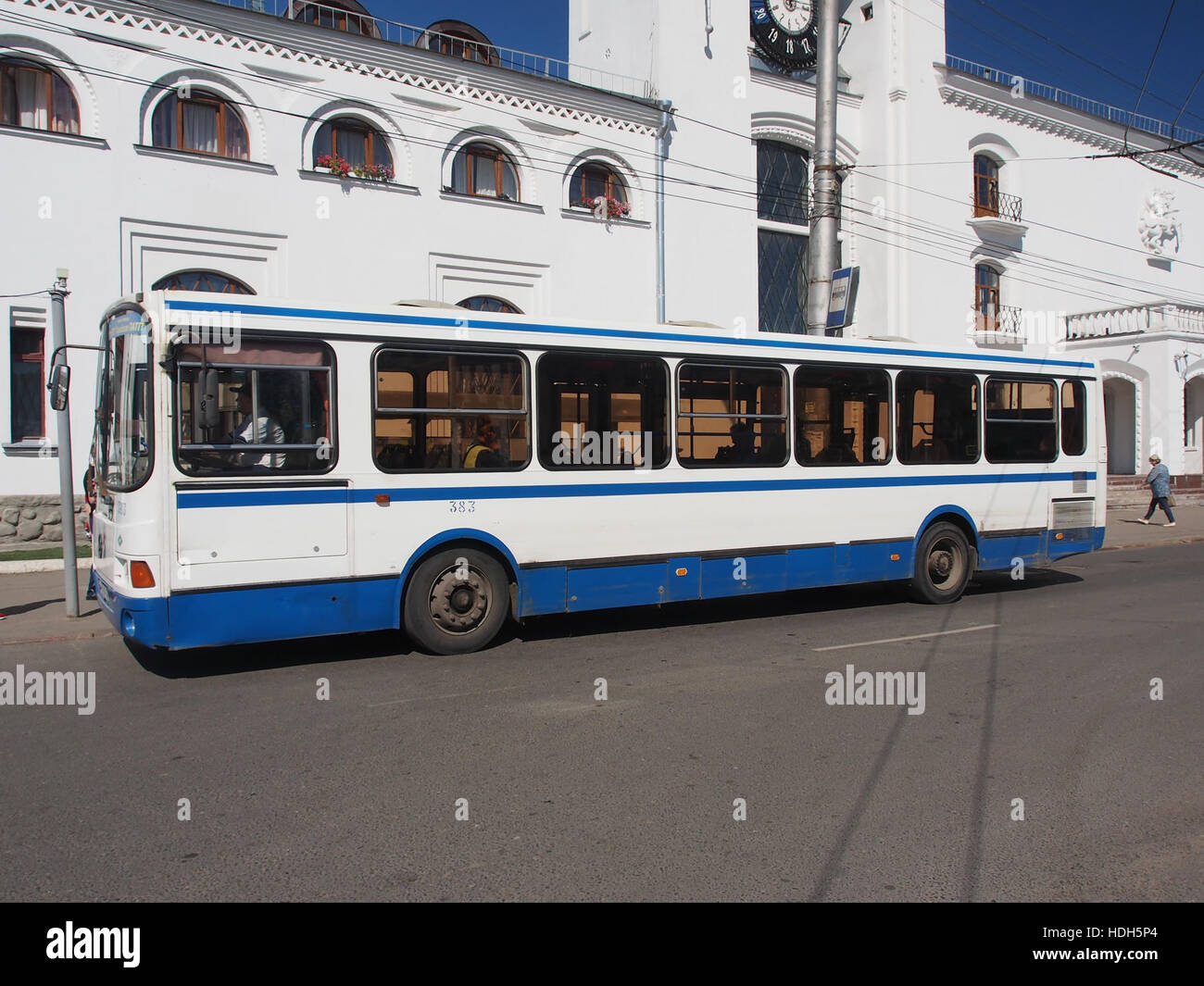 Suzuki 650 bus en face de Veliki Novgorod, Russie pic5 Banque D'Images