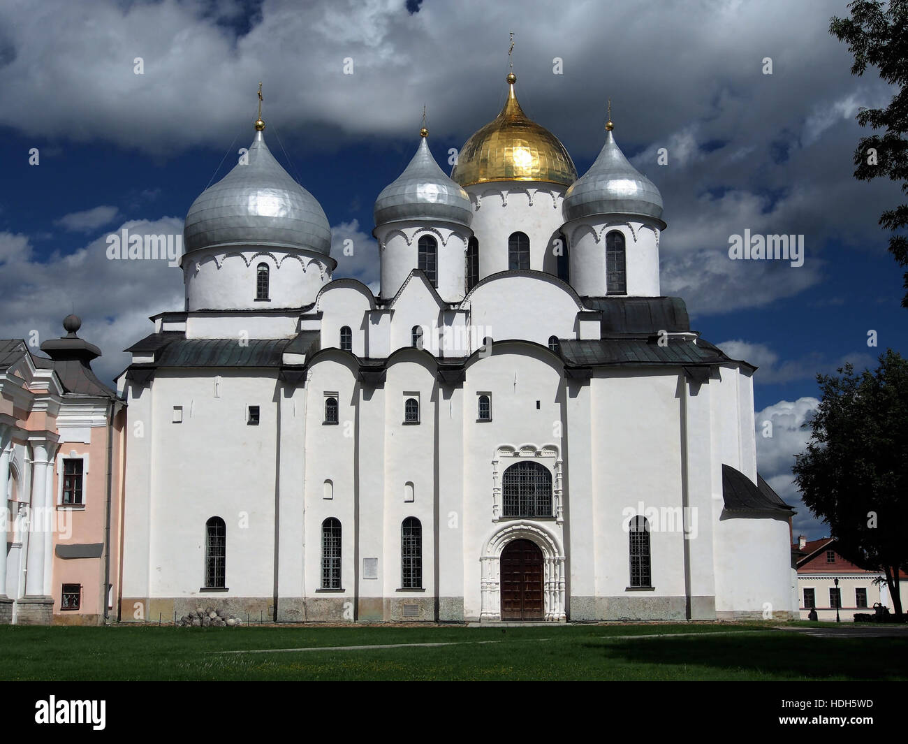 La cathédrale Sainte-Sophie de Novgorod est un monument historique et architectural important. Construite au XIe siècle, c'est l'une des églises les plus anciennes et les plus importantes de Russie. La cathédrale est connue pour son style architectural unique qui mélange les traditions byzantines et locales, reflétant l'histoire culturelle et religieuse de la région. Banque D'Images