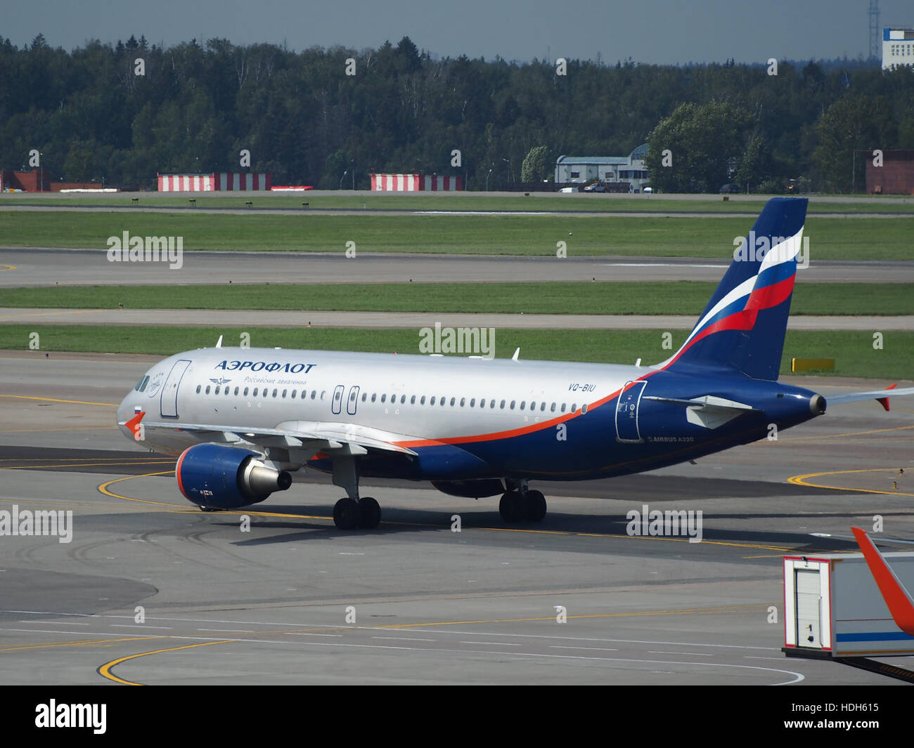 L'image montre l'avion VQ-BIU, identifié comme un Boeing 737, à l'aéroport international de Sheremetyevo. Cet avion, immatriculé en Russie, est vu lors des opérations de routine, reflétant l’environnement occupé de l’un des principaux aéroports internationaux de Moscou. Banque D'Images