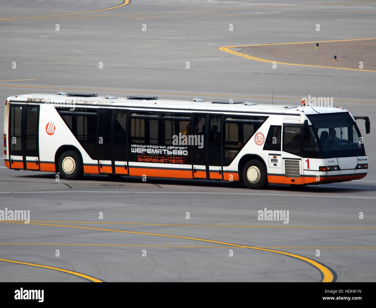 Le bus Neoplan vu à l'aéroport international Sheremetyevo représente un transport public moderne avec un design et un confort avancés. Il sert de véhicule de navette pour les passagers, contribuant ainsi à l'efficacité des opérations aéroportuaires. Banque D'Images