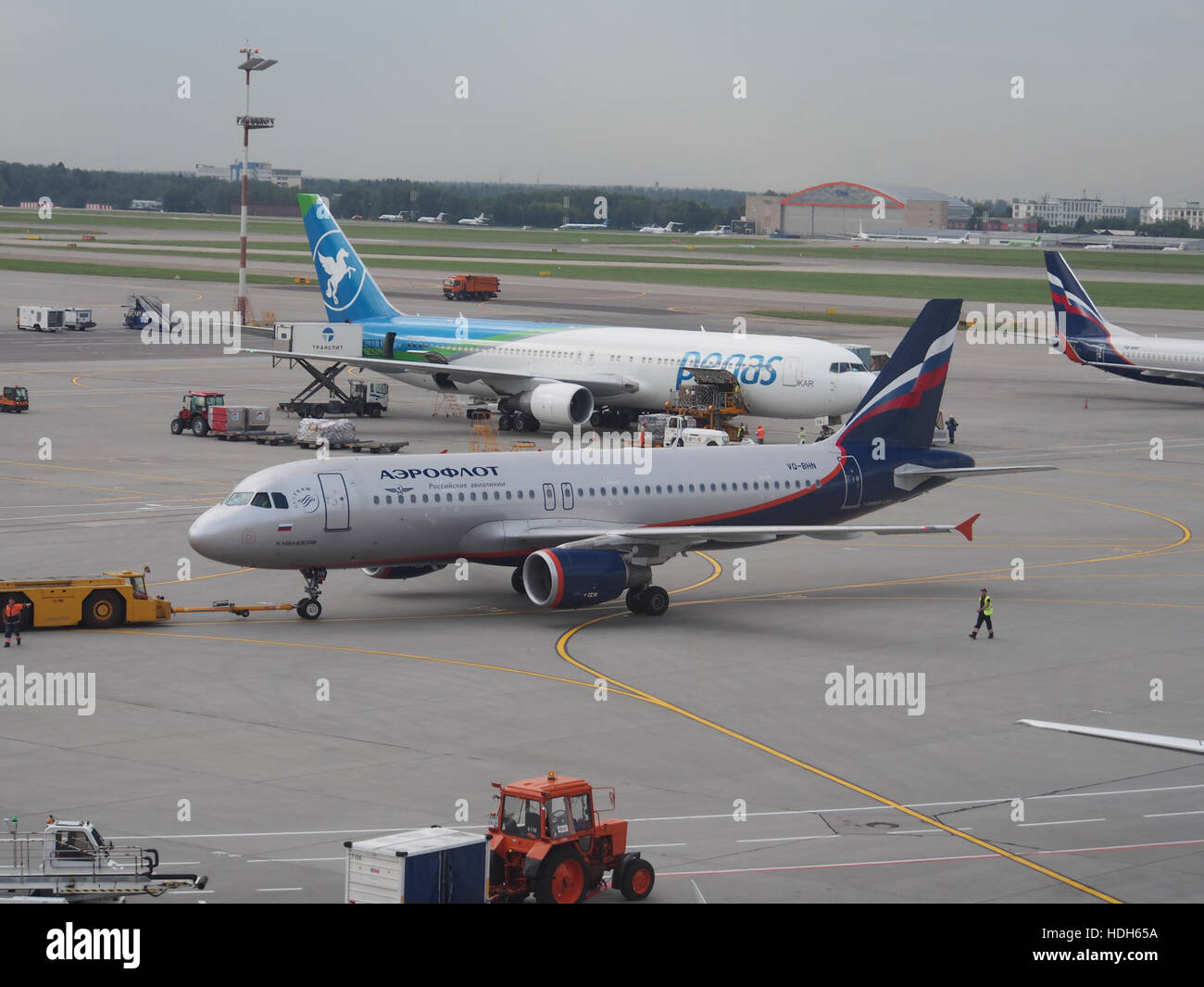 L'avion VQ-BHN est photographié à l'aéroport international de Sheremetyevo, mettant en valeur la technologie aéronautique moderne. L'avion est vu dans son cadre opérationnel, reflétant l'importance du transport aérien international et de l'infrastructure aéroportuaire. Banque D'Images