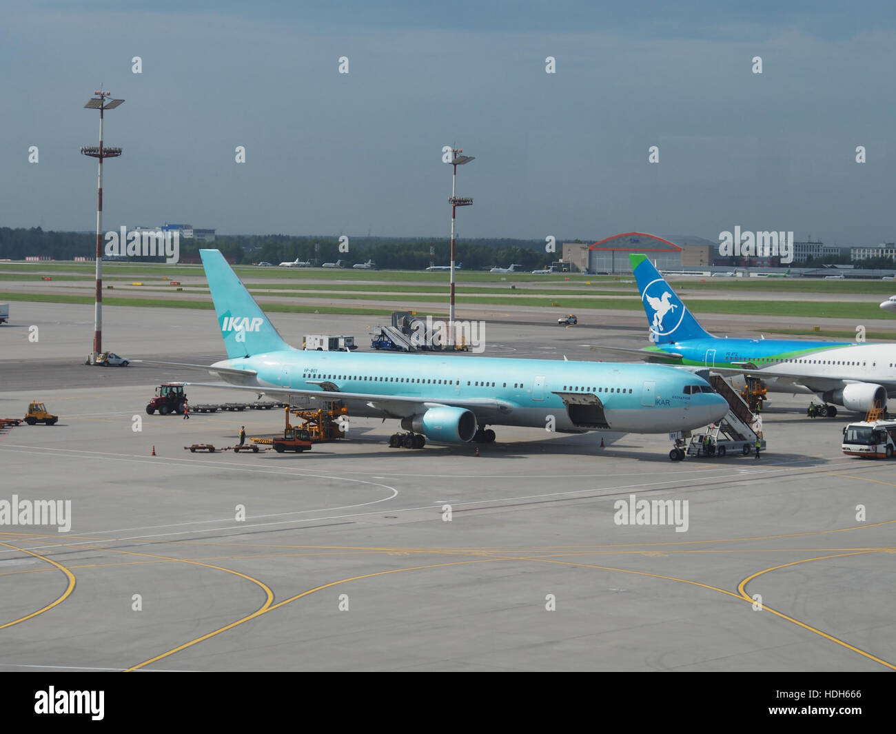 Une photographie de l'avion VP-BOY stationné à l'aéroport international Sheremetyevo. L'avion est vu sur le tarmac, montrant son numéro d'immatriculation et les installations de l'aéroport en arrière-plan. Banque D'Images